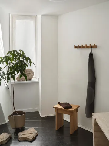 Perchero Column 49 cm - Roble aceitado en tono cálido - Kristina Dam Studio