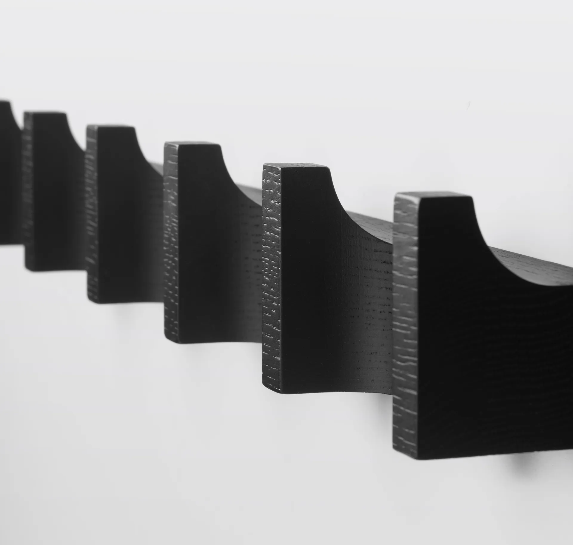 Perchero Column 49 cm, Roble lacado en negro Kristina Dam Studio