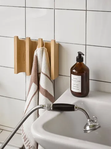 Perchero Column - Roble aceitado en tono cálido - Kristina Dam Studio