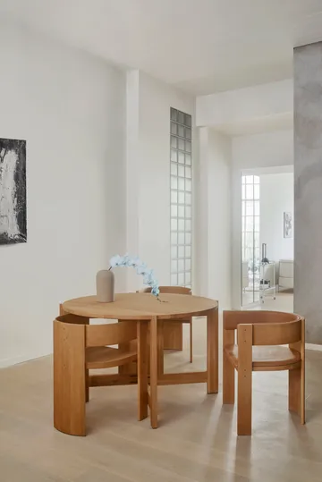 Silla Collector - Roble lacado en tono cálido-cuero coñac - Kristina Dam Studio