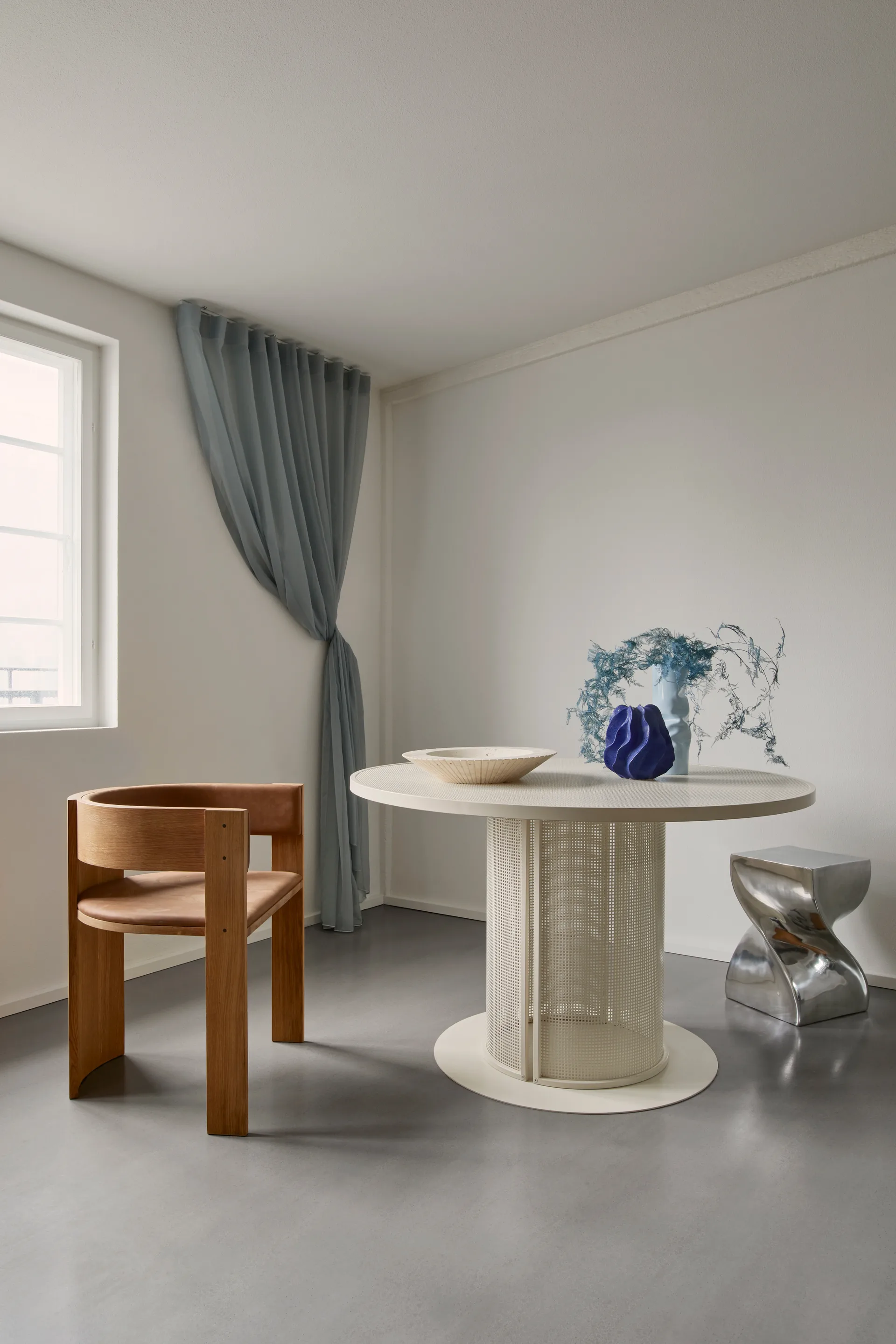 Silla Collector, Roble lacado en tono cálido-cuero coñac Kristina Dam Studio