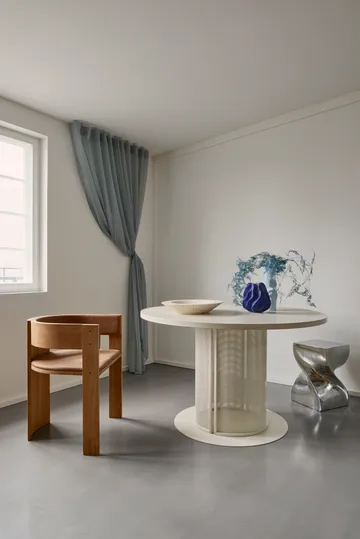 Silla Collector - Roble lacado en tono cálido-cuero coñac - Kristina Dam Studio