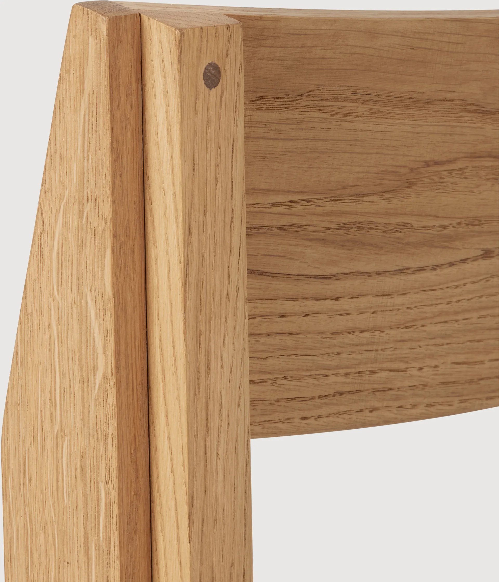 Silla Outline , Roble lacado en tono cálido-nogal Kristina Dam Studio