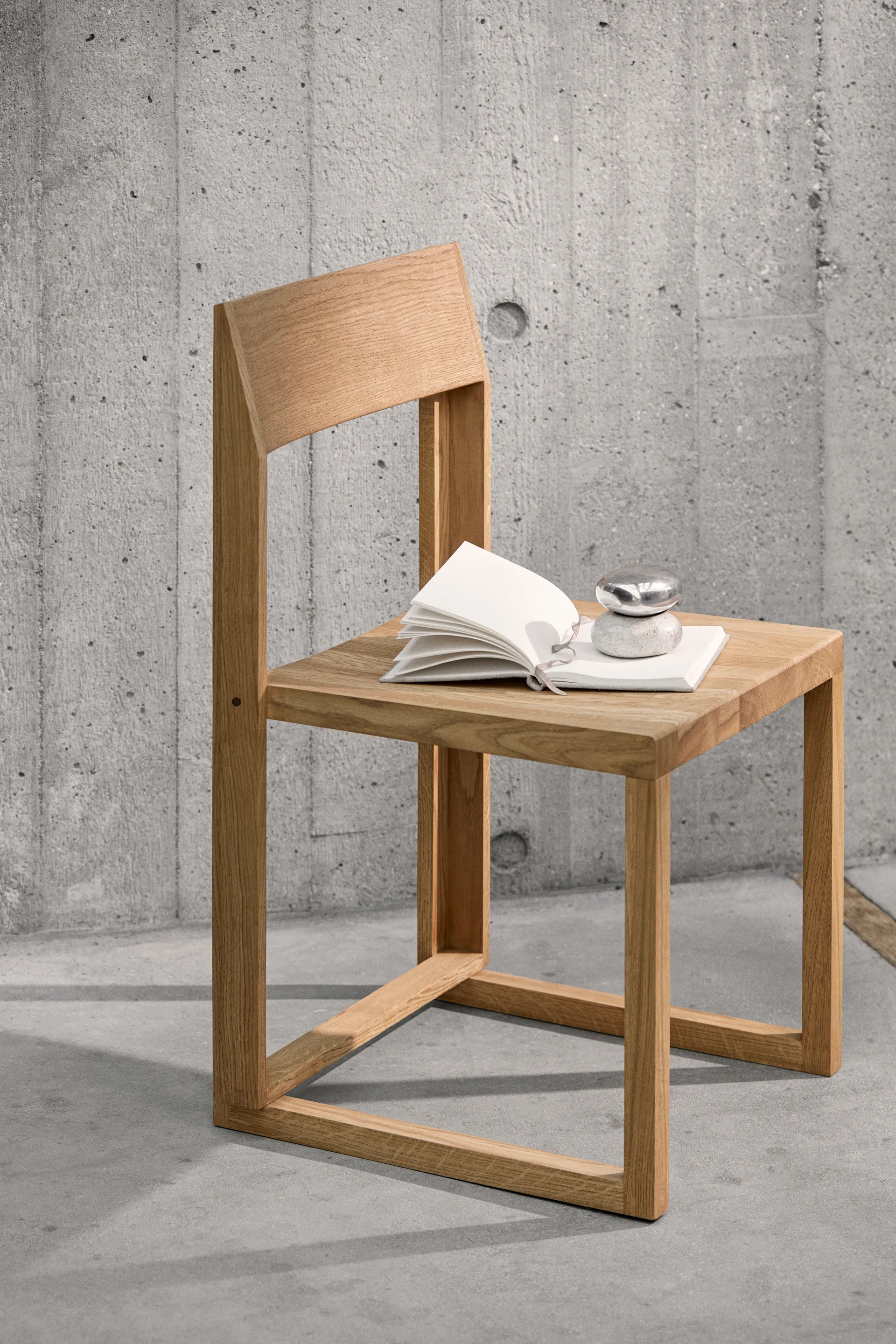 Silla Outline , Roble lacado en tono cálido-nogal Kristina Dam Studio