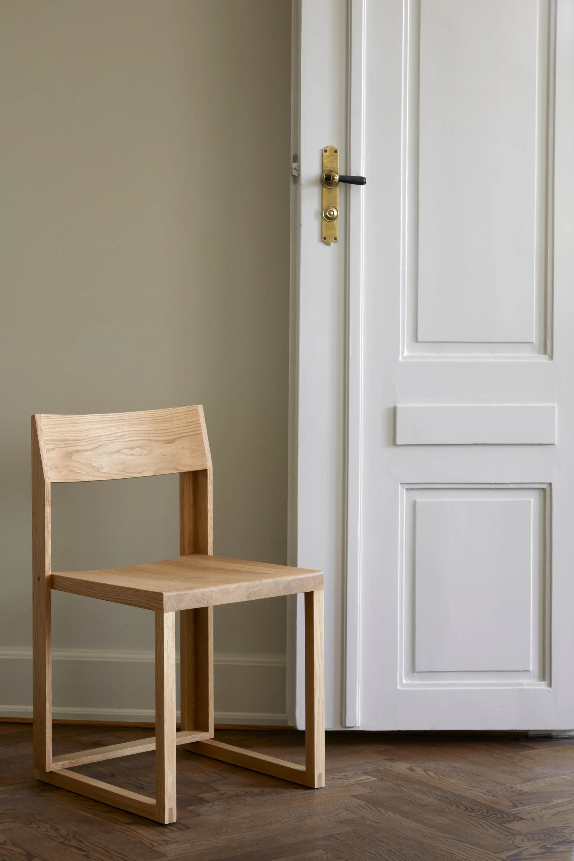 Silla Outline , Roble lacado en tono cálido-nogal Kristina Dam Studio