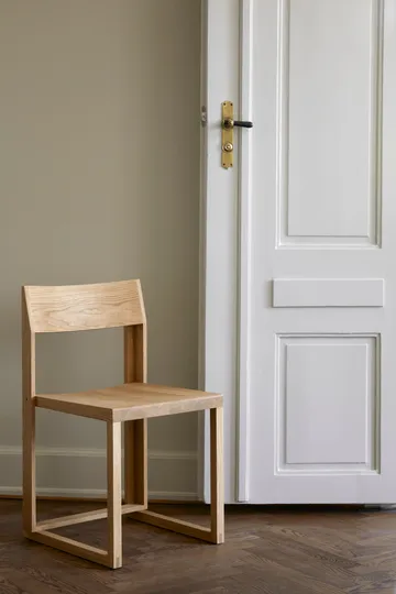 Silla Outline  - Roble lacado en tono cálido-nogal - Kristina Dam Studio