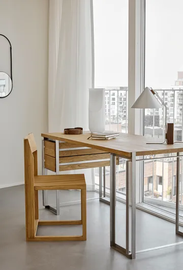 Silla Outline  - Roble lacado en tono cálido-nogal - Kristina Dam Studio