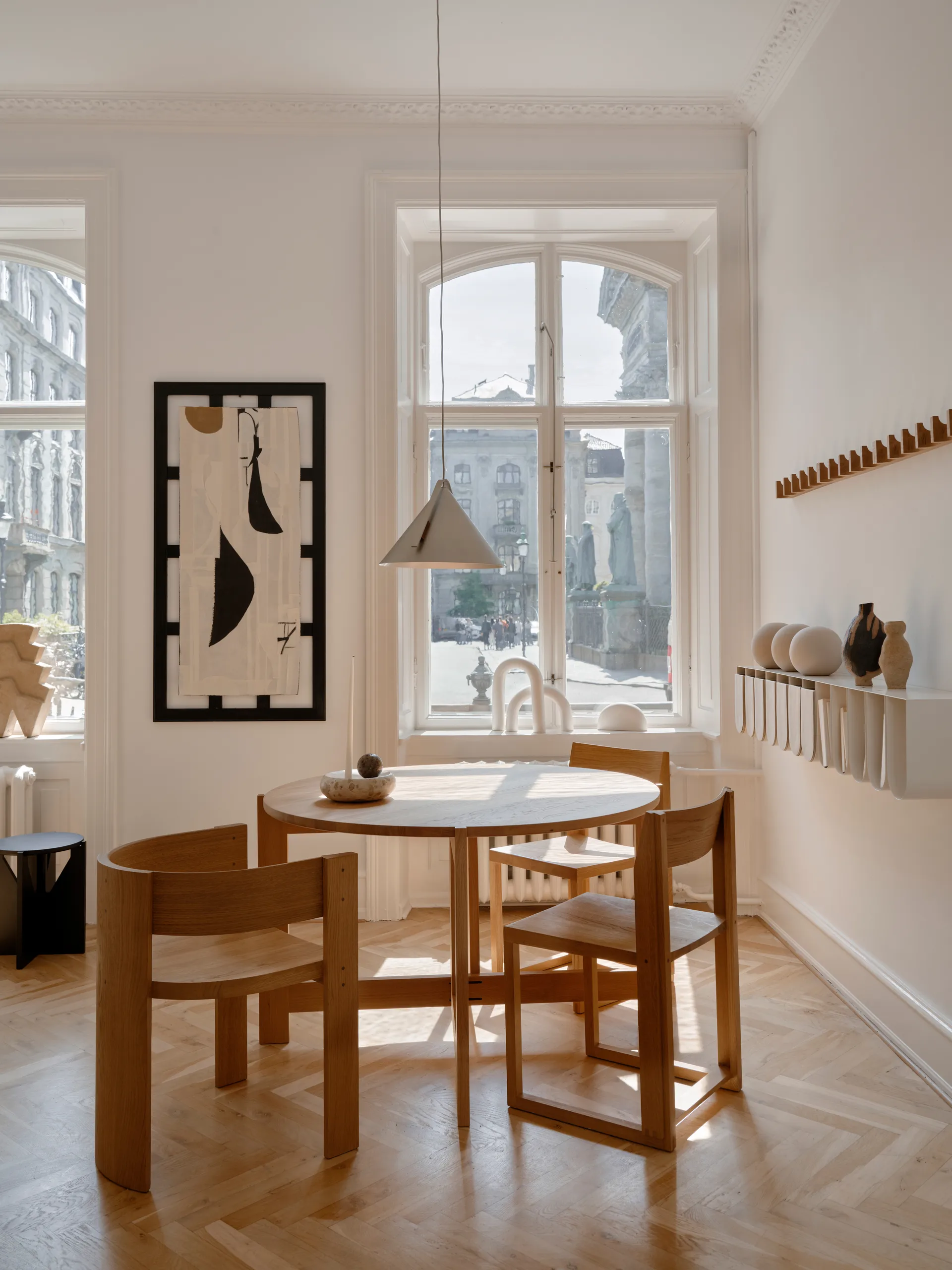 Silla Outline , Roble lacado en tono cálido-nogal Kristina Dam Studio