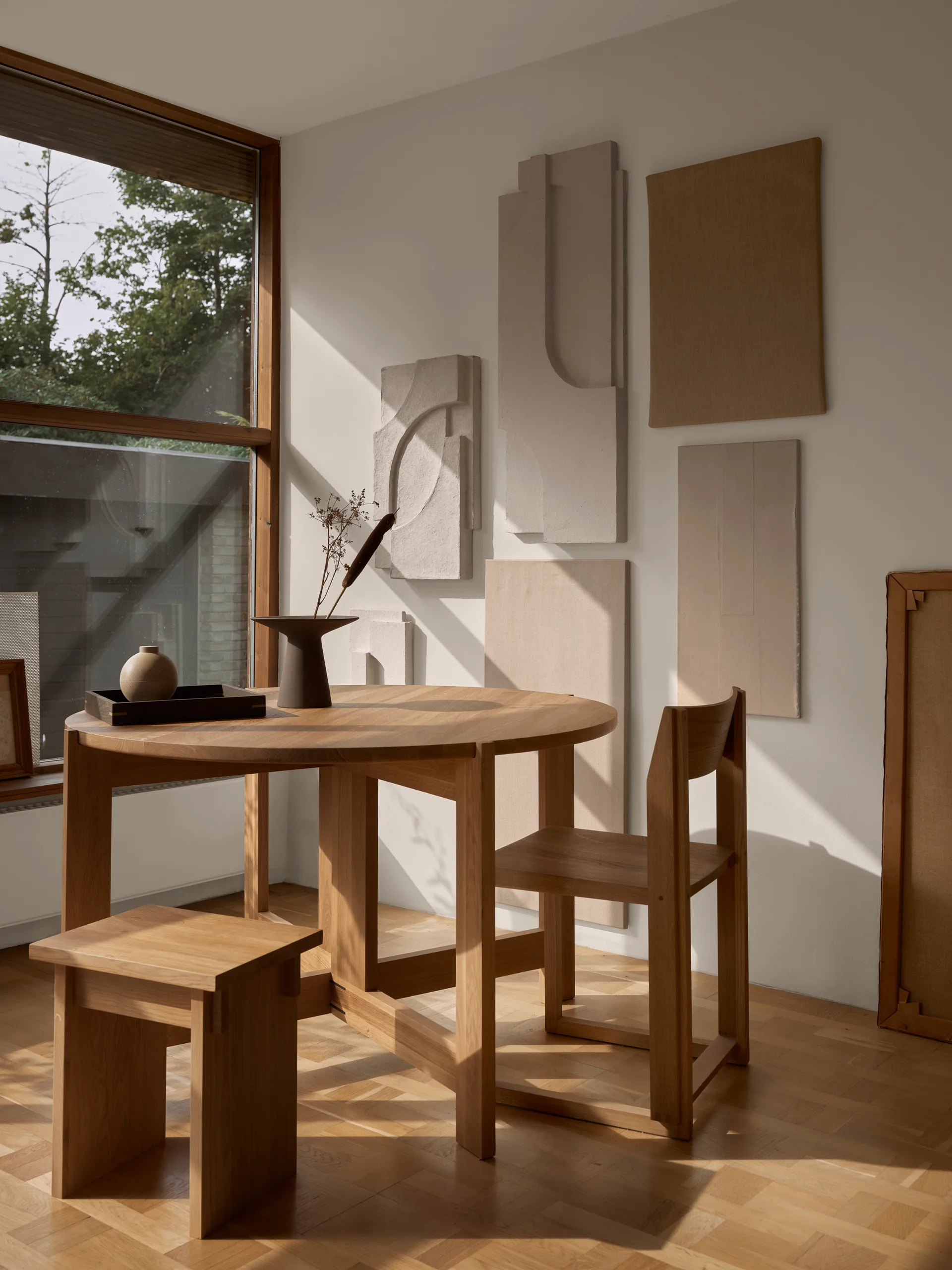 Silla Outline , Roble lacado en tono cálido-nogal Kristina Dam Studio