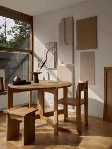 Silla Outline  - Roble lacado en tono cálido-nogal - Kristina Dam Studio