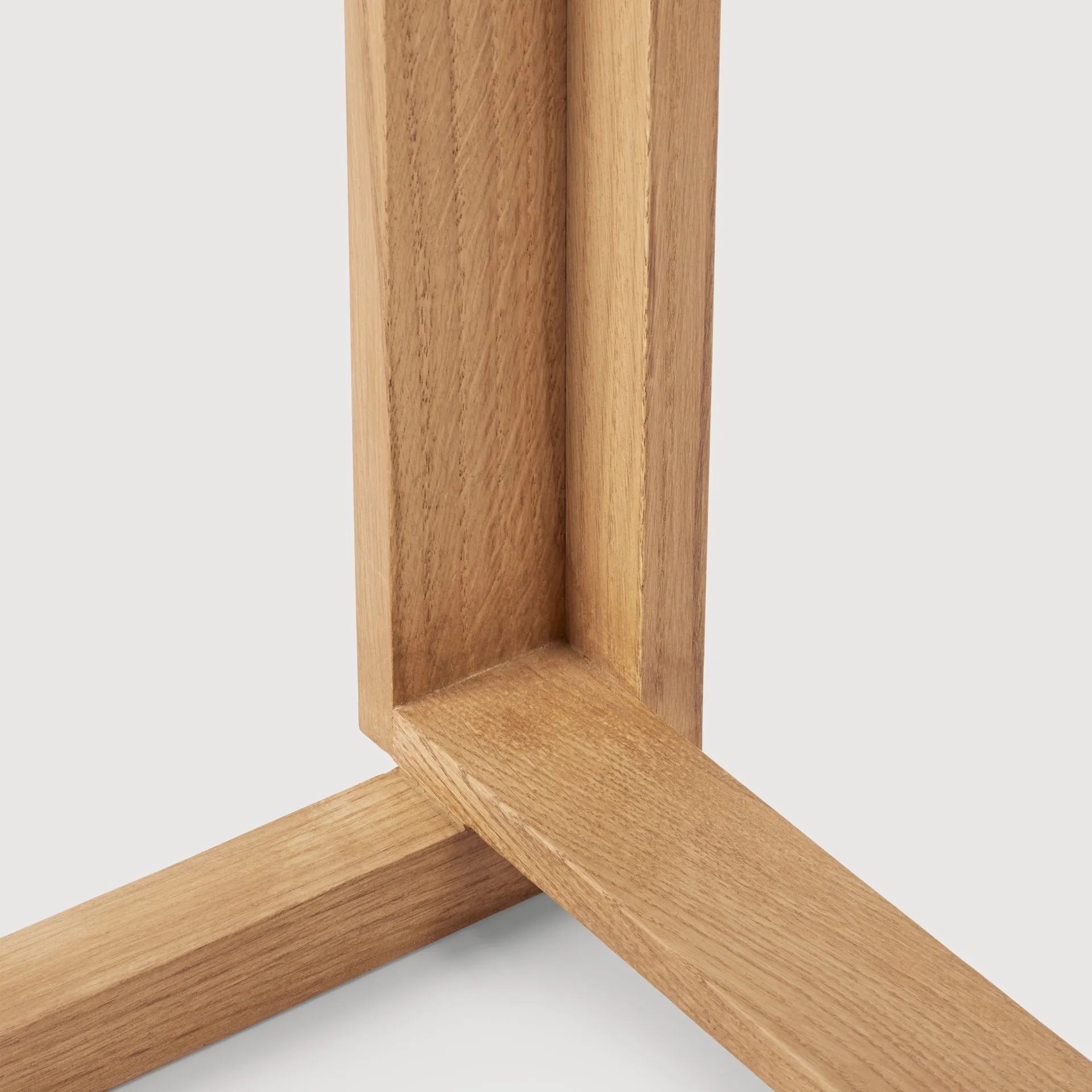 Taburete Outline 75 cm, Roble lacado en tono cálido-acero cepillado Kristina Dam Studio