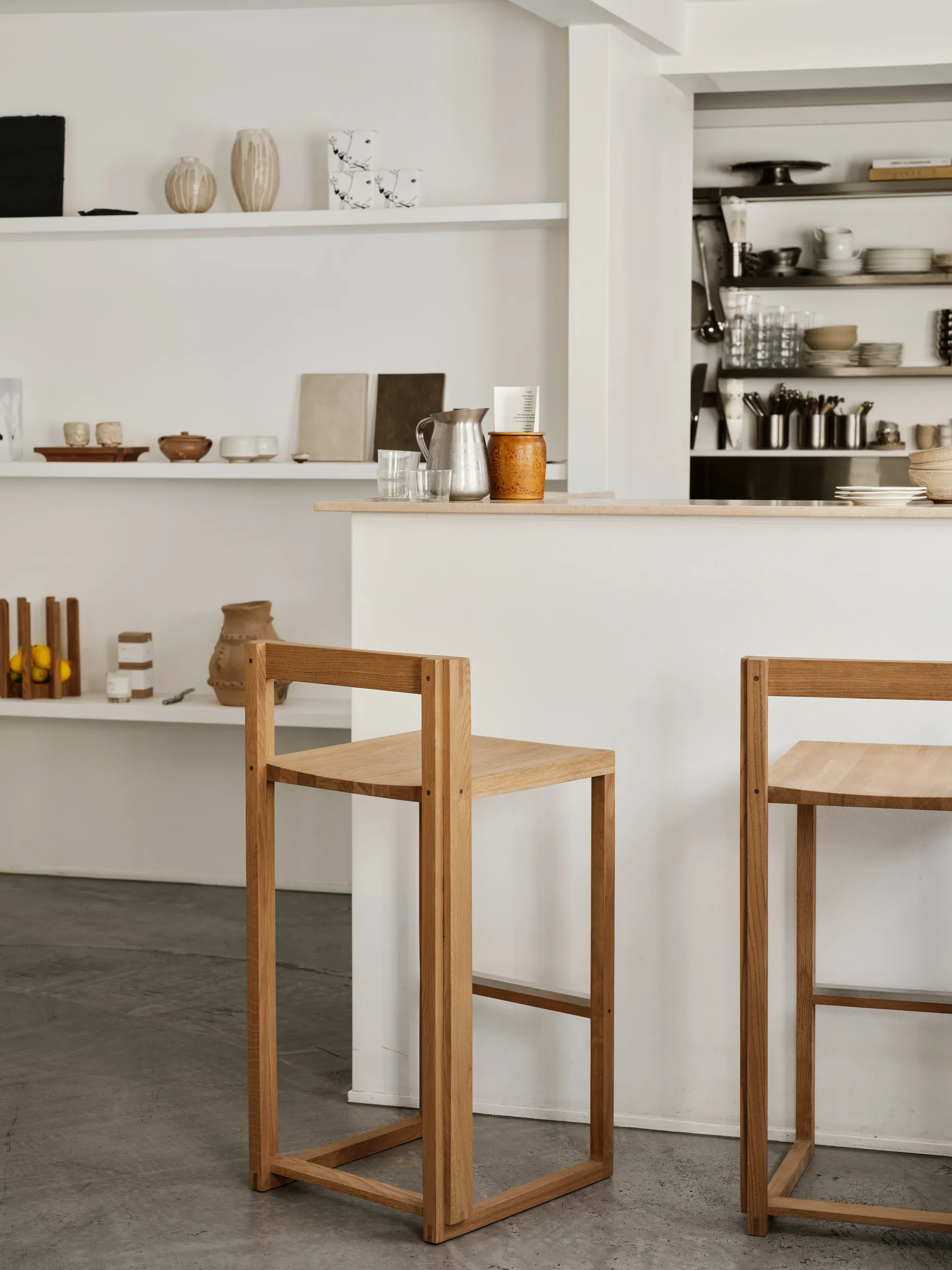 Taburete Outline 75 cm, Roble lacado en tono cálido-acero cepillado Kristina Dam Studio