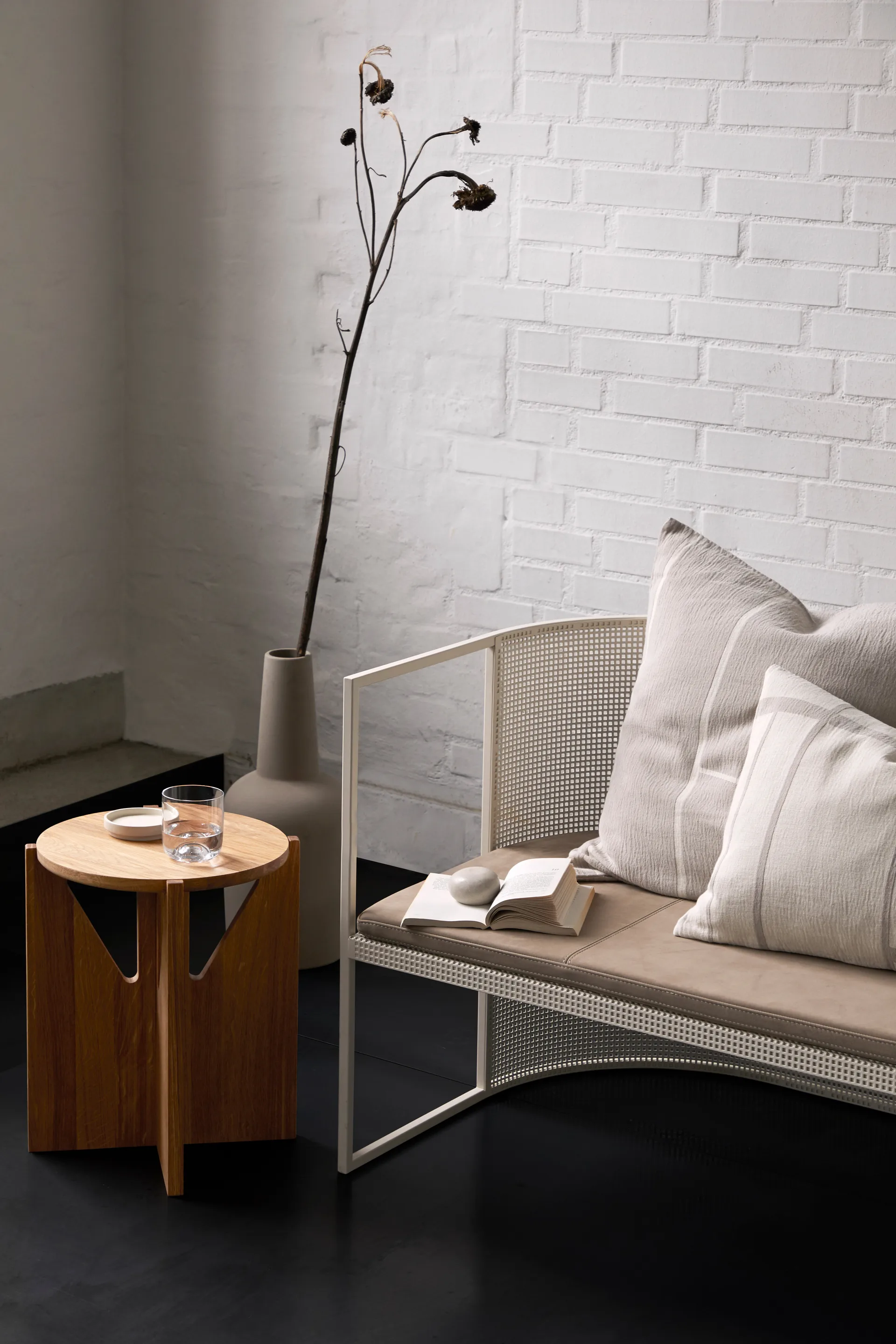 Taburete Simple Ø36 cm, Roble lacado en tono cálido Kristina Dam Studio