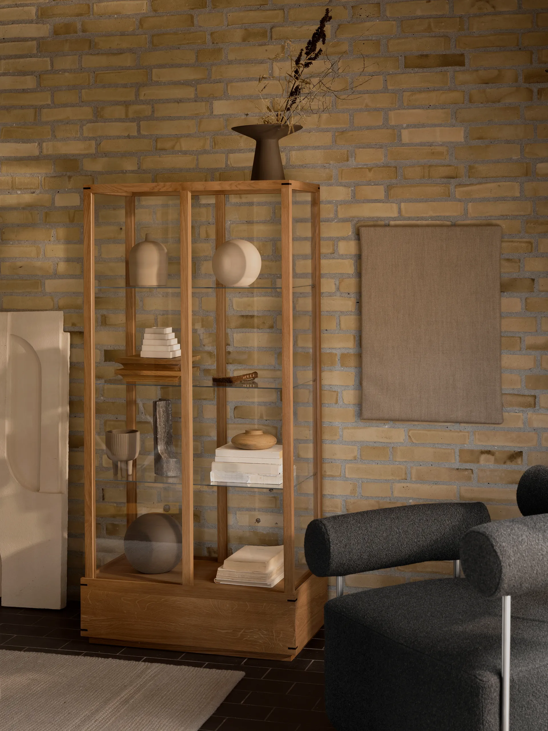 Vitrina Japanese grande, Roble aceitado en tono cálido Kristina Dam Studio