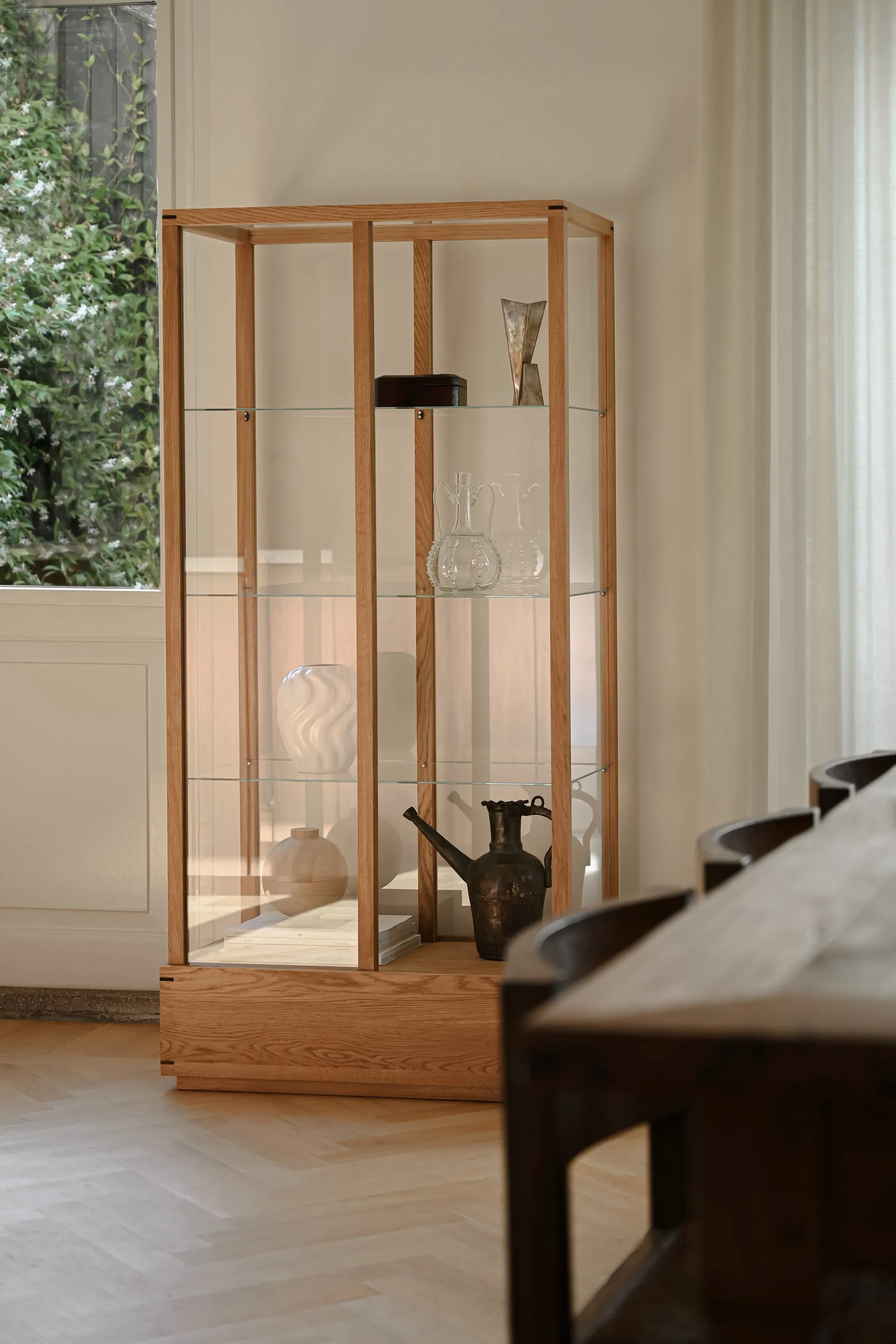 Vitrina Japanese grande, Roble aceitado en tono cálido Kristina Dam Studio