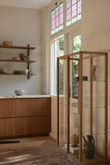 Vitrina Japanese grande - Roble aceitado en tono cálido - Kristina Dam Studio