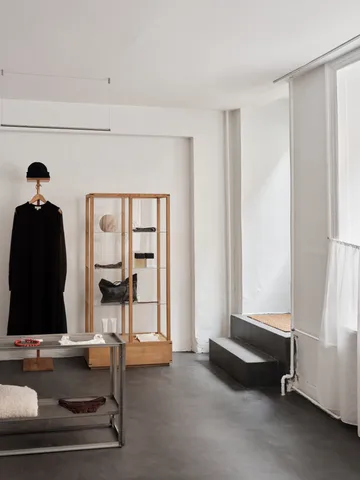 Vitrina Japanese grande - Roble aceitado en tono cálido - Kristina Dam Studio