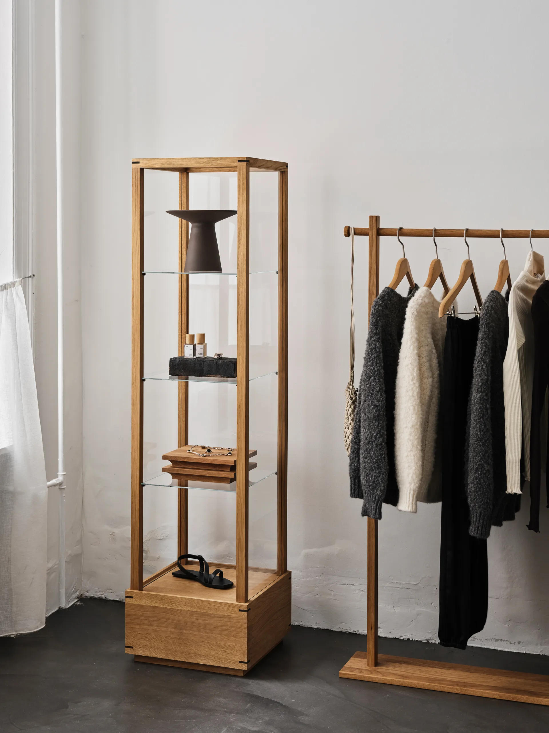 Vitrina Japanese mediana, Roble aceitado en tono cálido Kristina Dam Studio