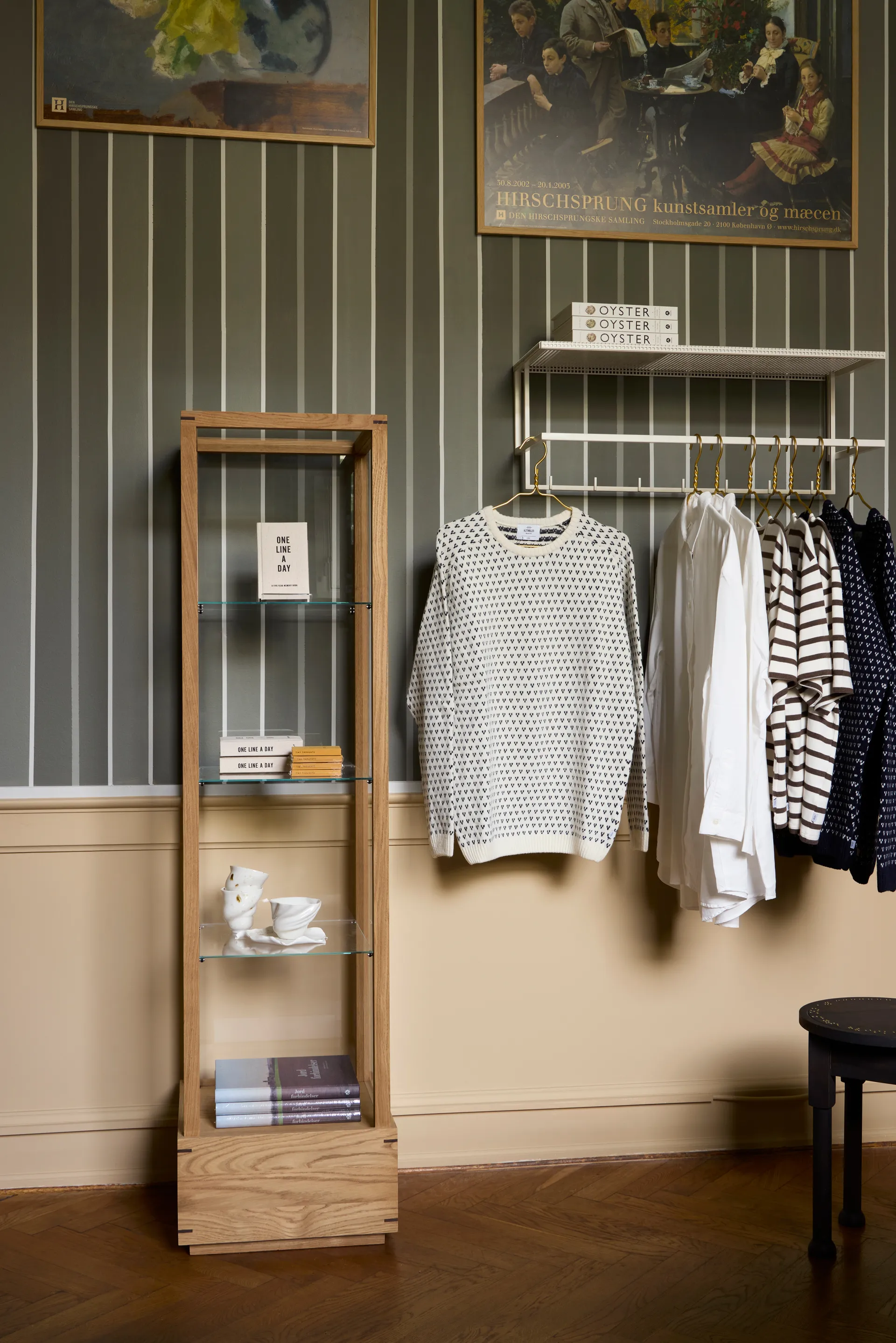 Vitrina Japanese mediana, Roble aceitado en tono cálido Kristina Dam Studio