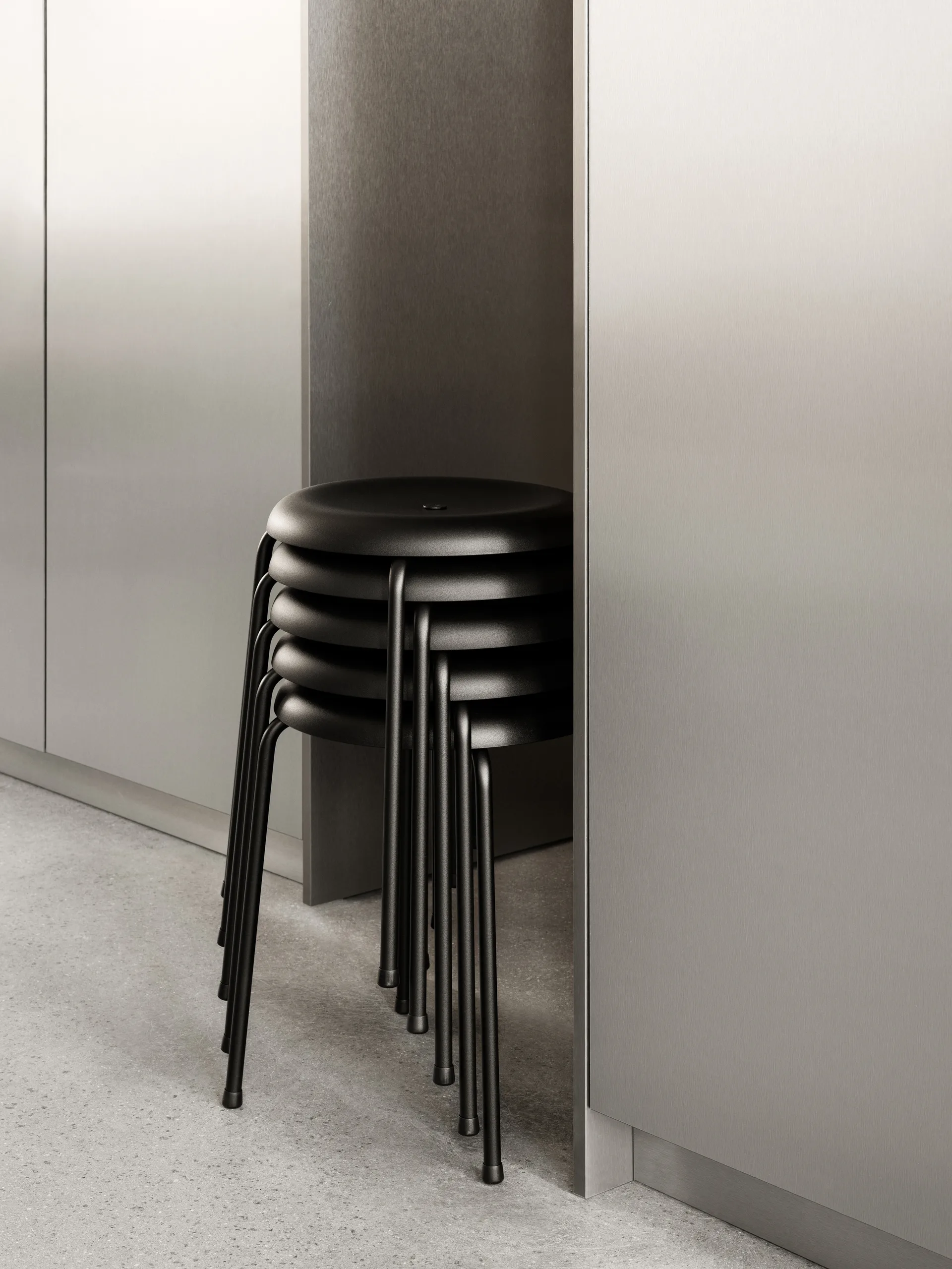 Banco Taburett, Cuero negro, base cromada, 45 cm Lammhults