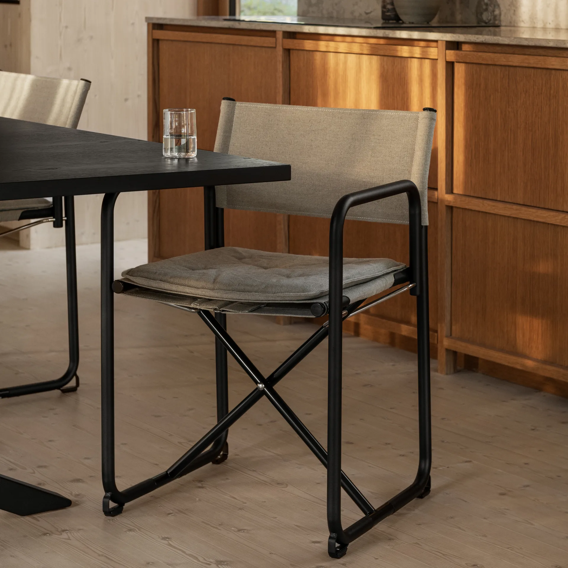 Silla con brazos X75-2, Tejido de lino natural con patas cromadas Lammhults