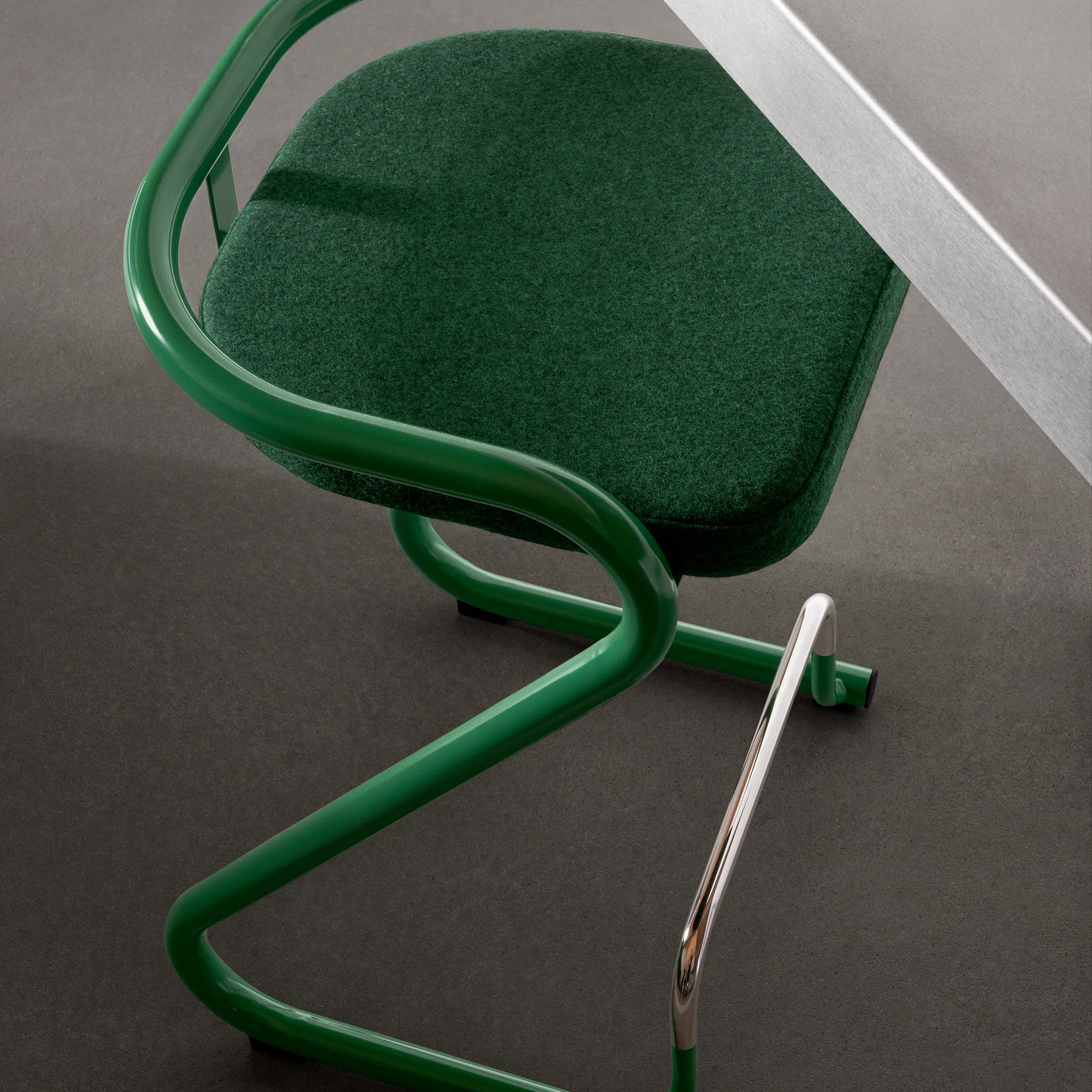 Taburete de bar S70-3 , Elmo Nordic cuero negro-estructura cromada Lammhults