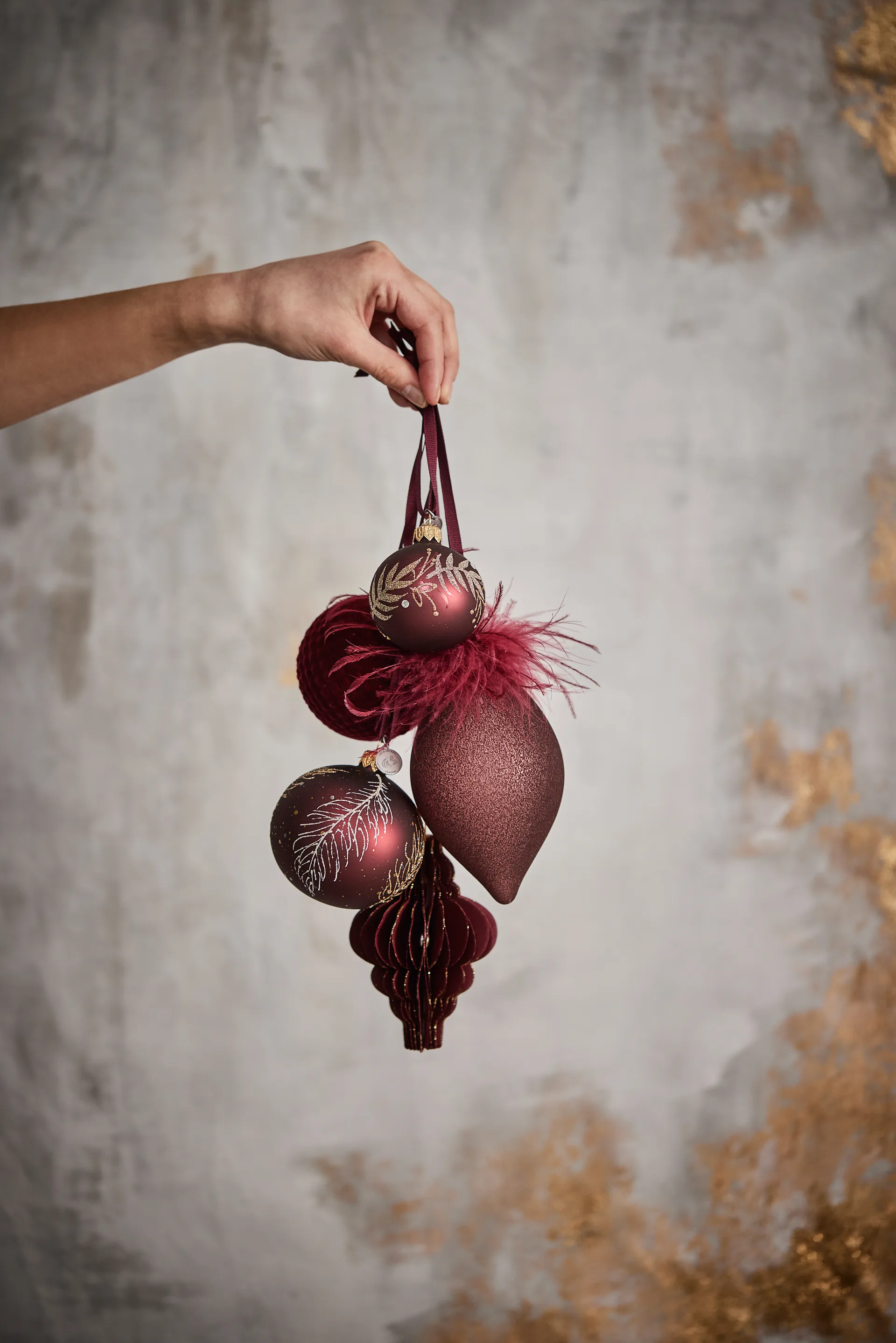 Bola de navidad Cadelia con hoja Ø6 cm, pomegranate-light gold Lene Bjerre