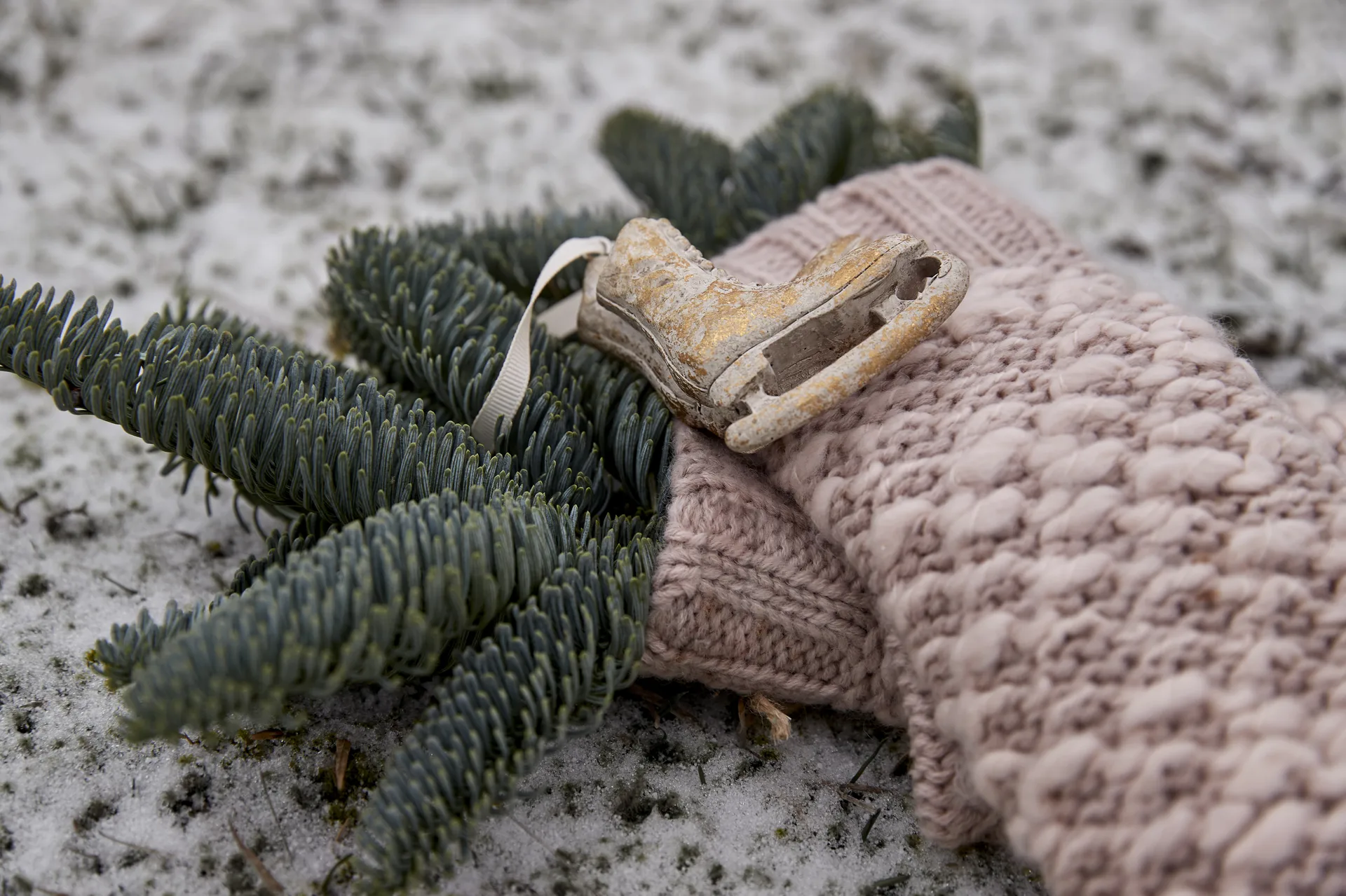 Colgante de navidad Serafina patines de hielo 8 cm, dorado antiguo Lene Bjerre