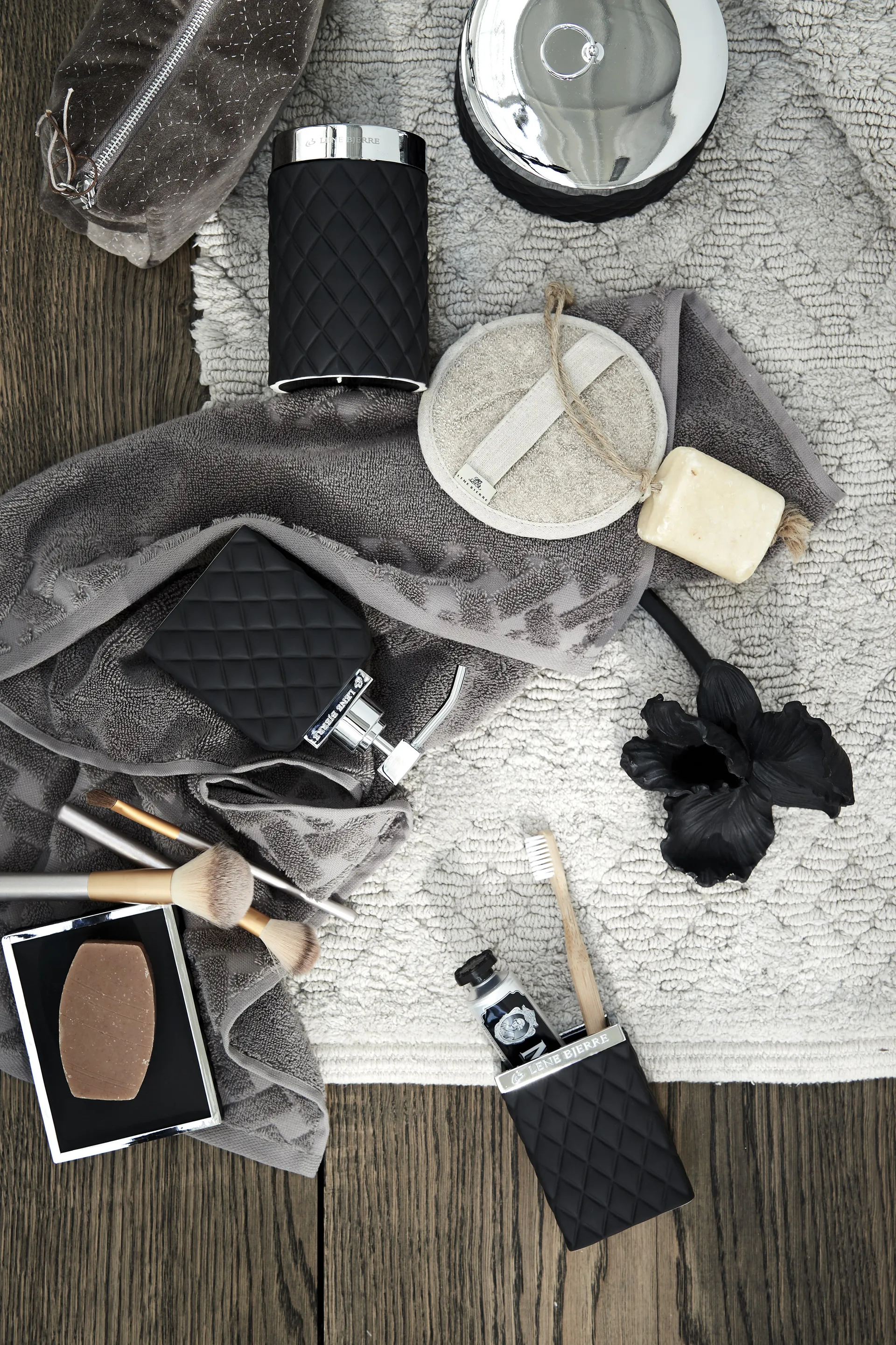 Dispensador de jabón Portia, negro-plata Lene Bjerre