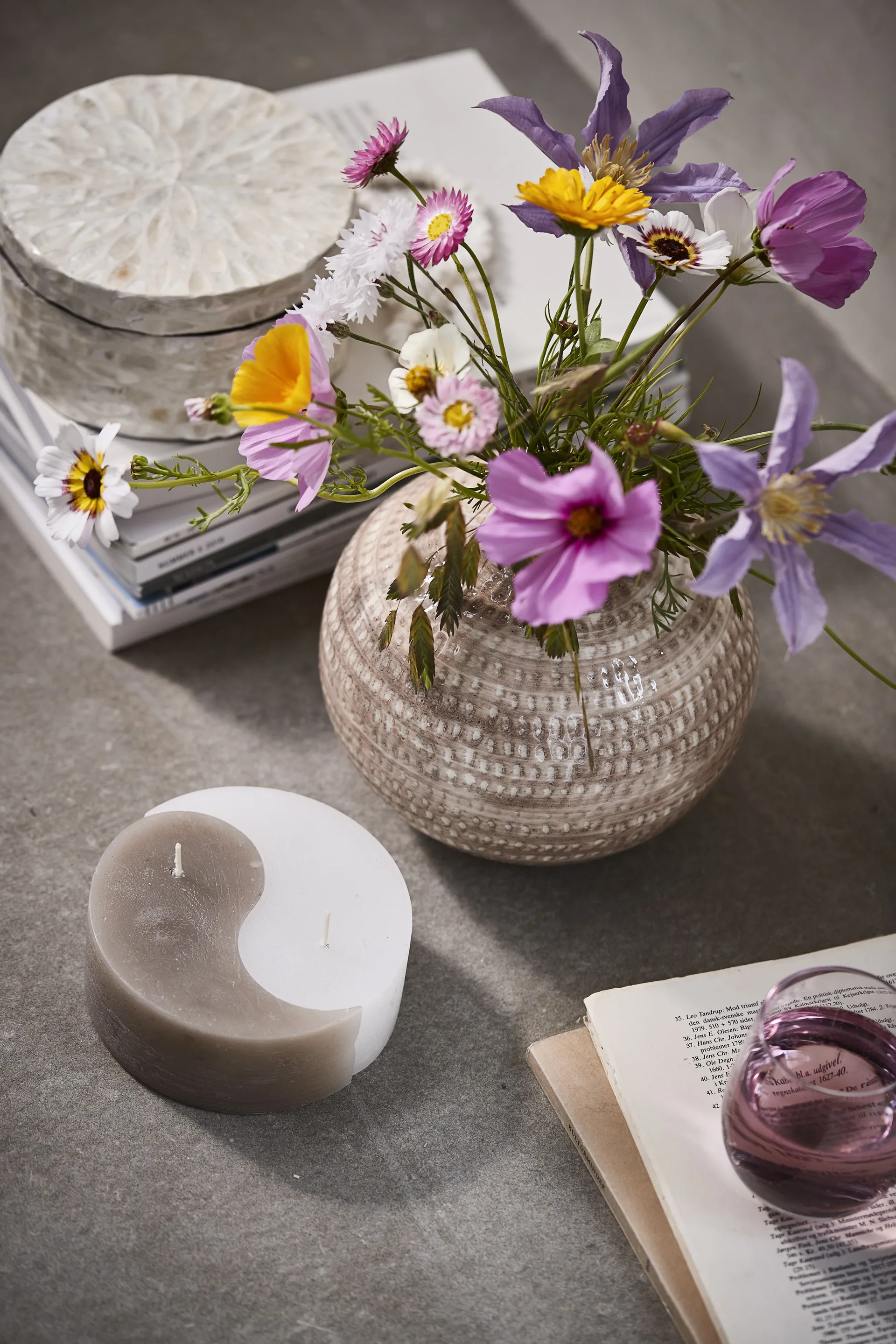 Vela gruesa YingYang Ø13 cm, Silver grey-white Lene Bjerre