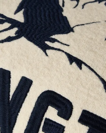 Cojín decorativo de mezcla de lana Mountains Logo - White-navy, 50x30 cm - Lexington