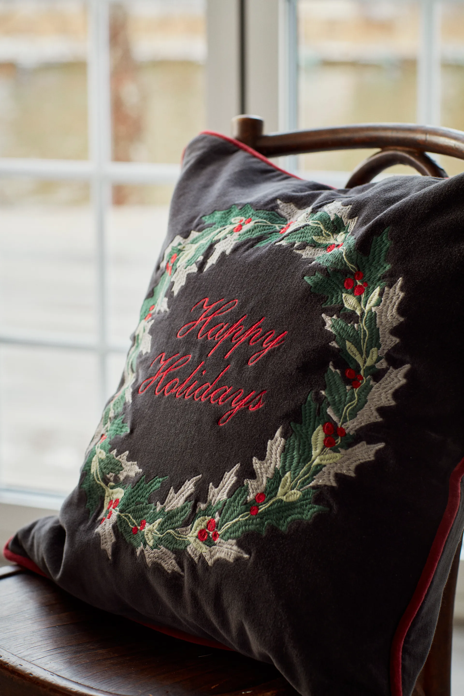 Funda de cojín Holly Wrath Cotton Velvet 50x50 cm, Gris oscuro-verde-rojo Lexington