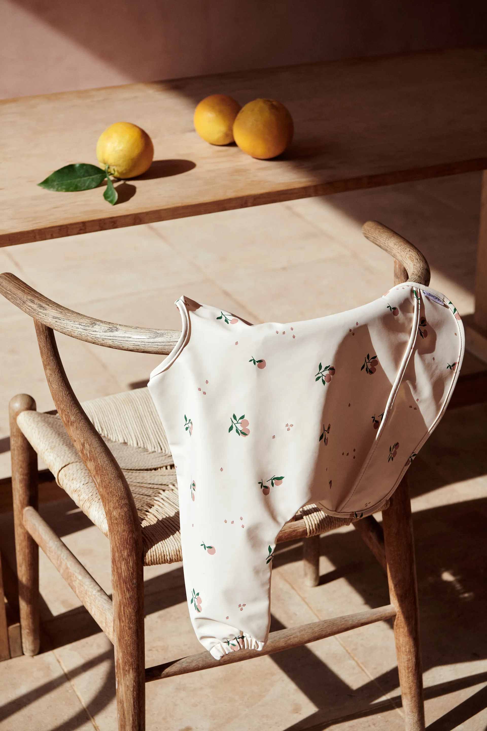 Babero con mangas Merle, Peach-Sea shell mix Liewood