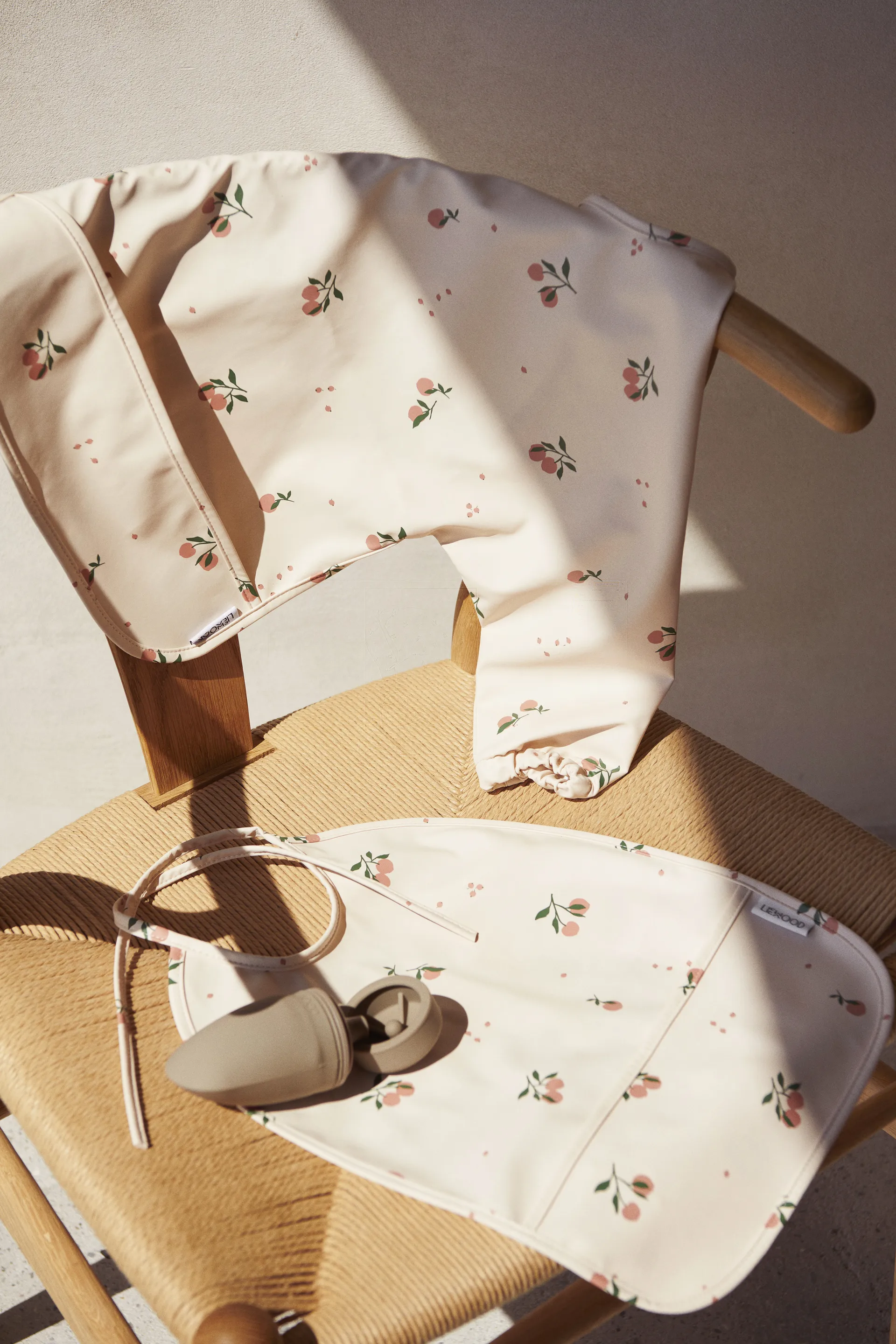 Babero con mangas Merle, Peach-Sea shell mix Liewood