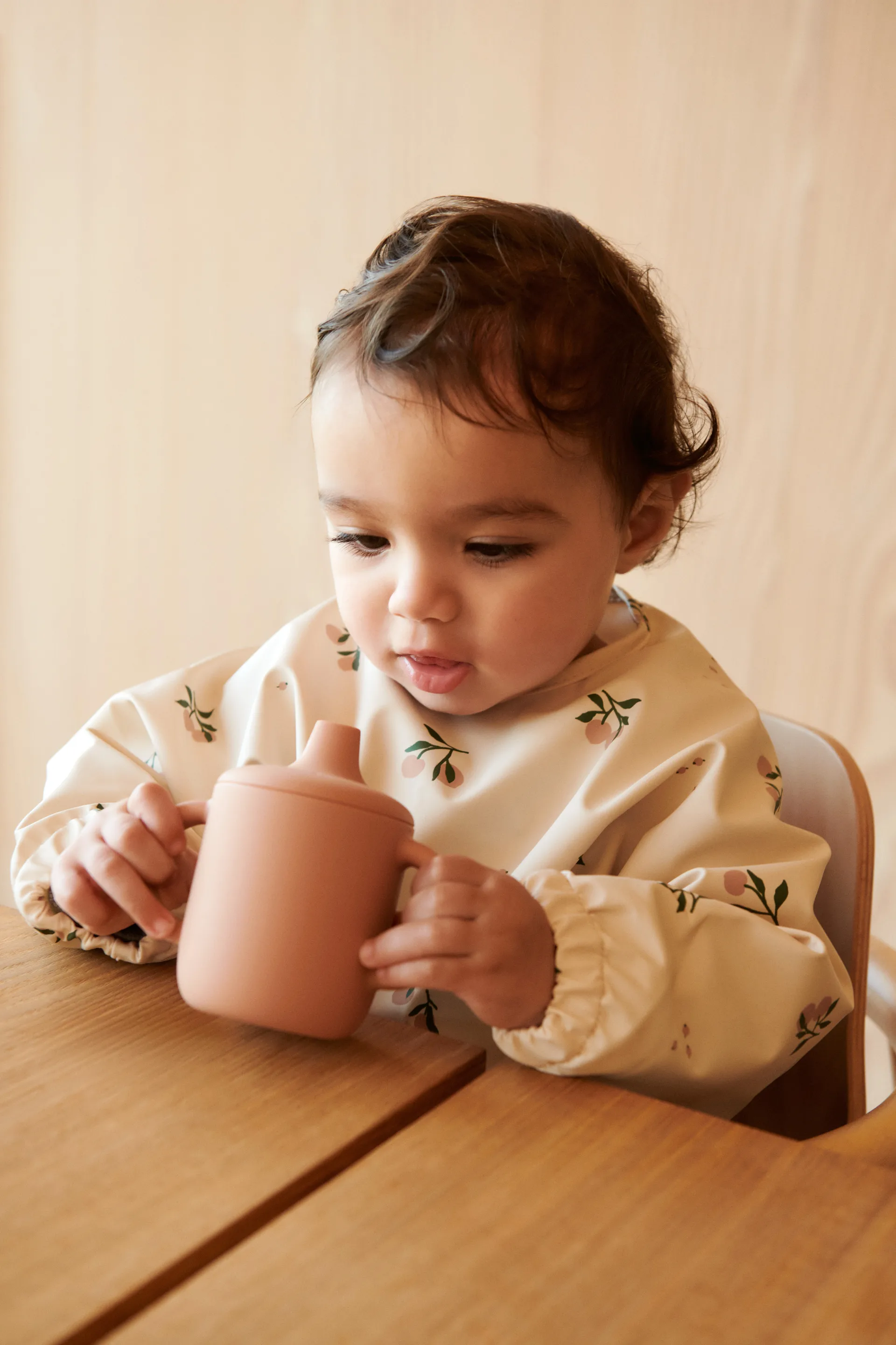 Babero con mangas Merle, Peach-Sea shell mix Liewood