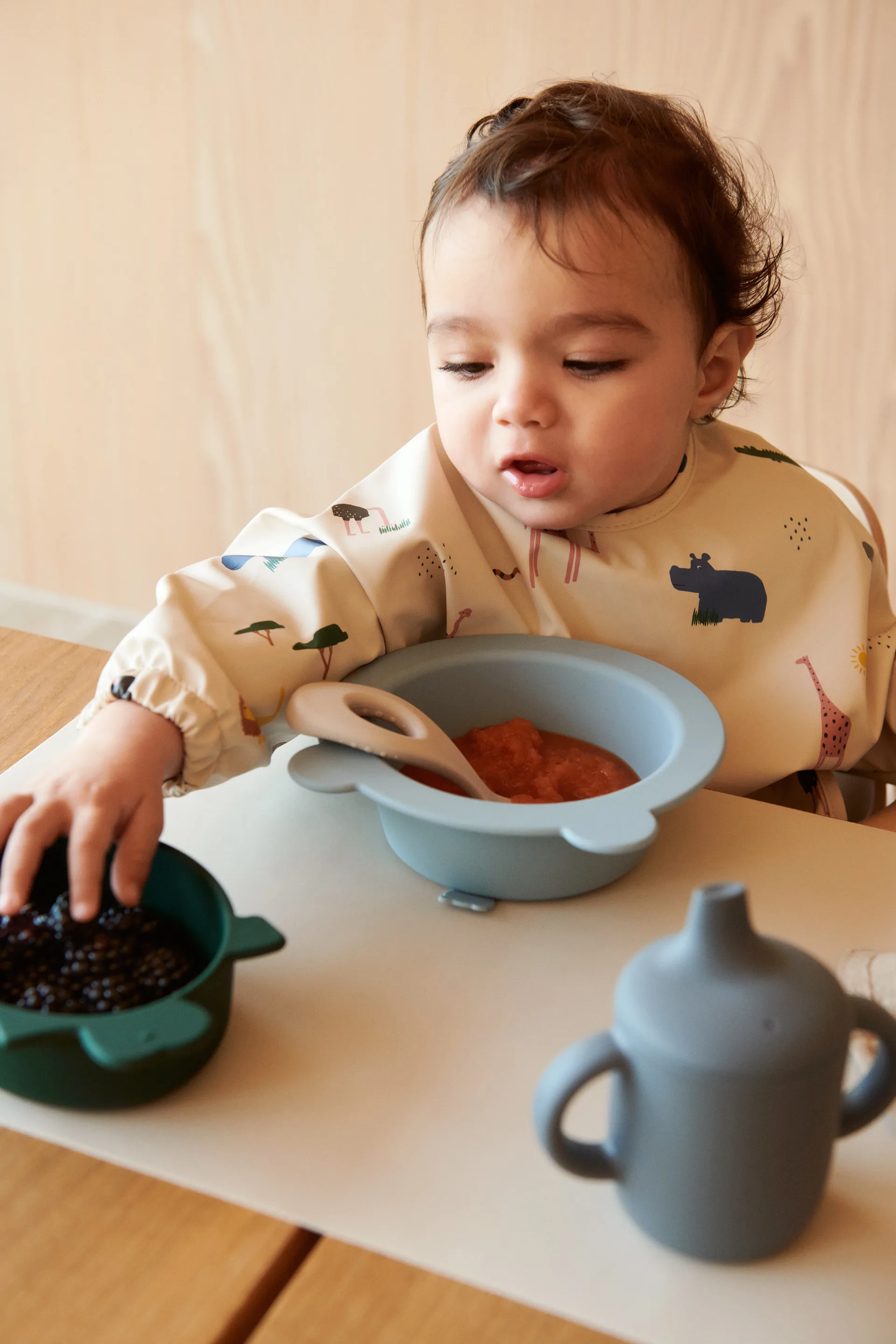 Babero con mangas Merle, Safari sandy mix Liewood