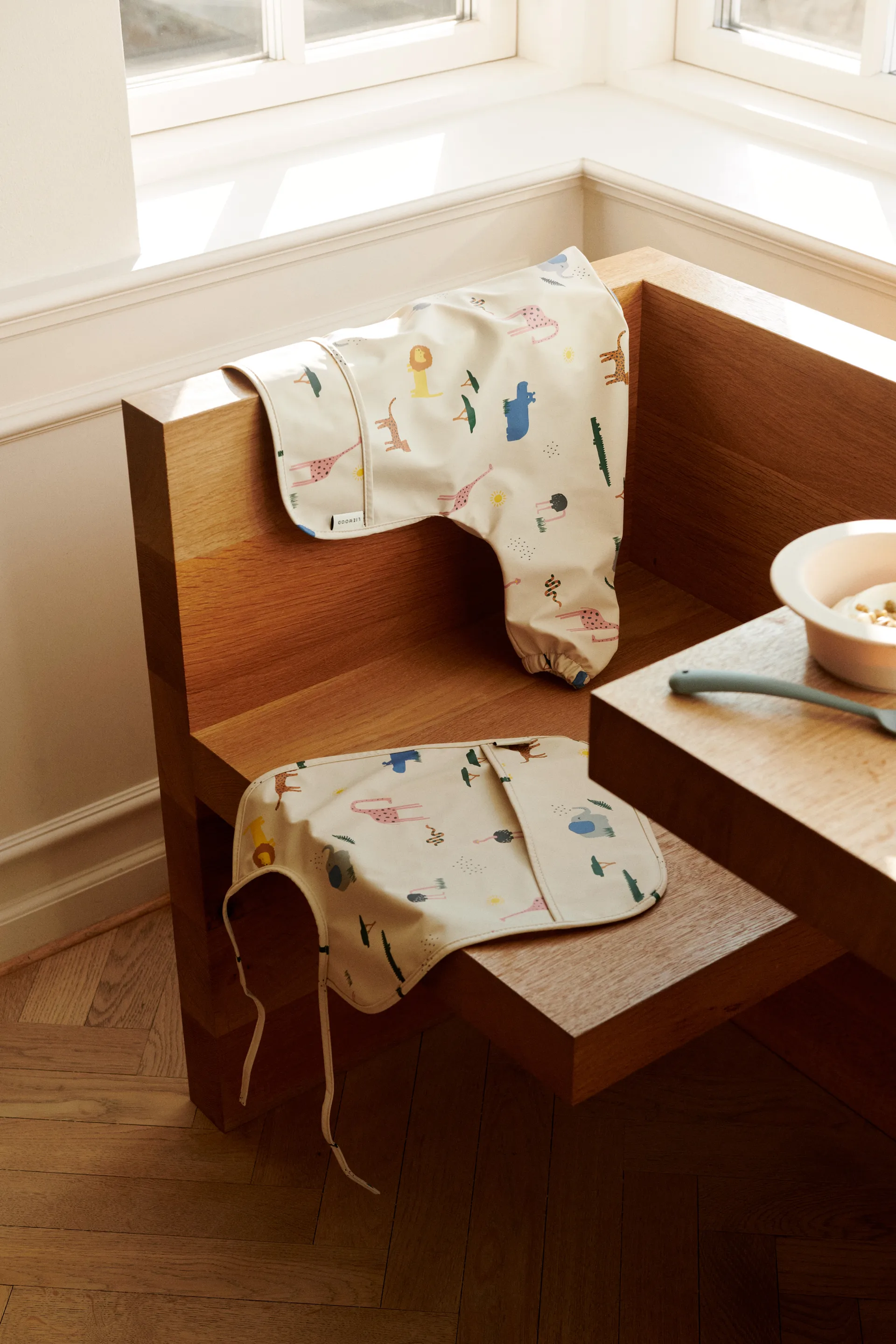 Babero con mangas Merle, Safari sandy mix Liewood