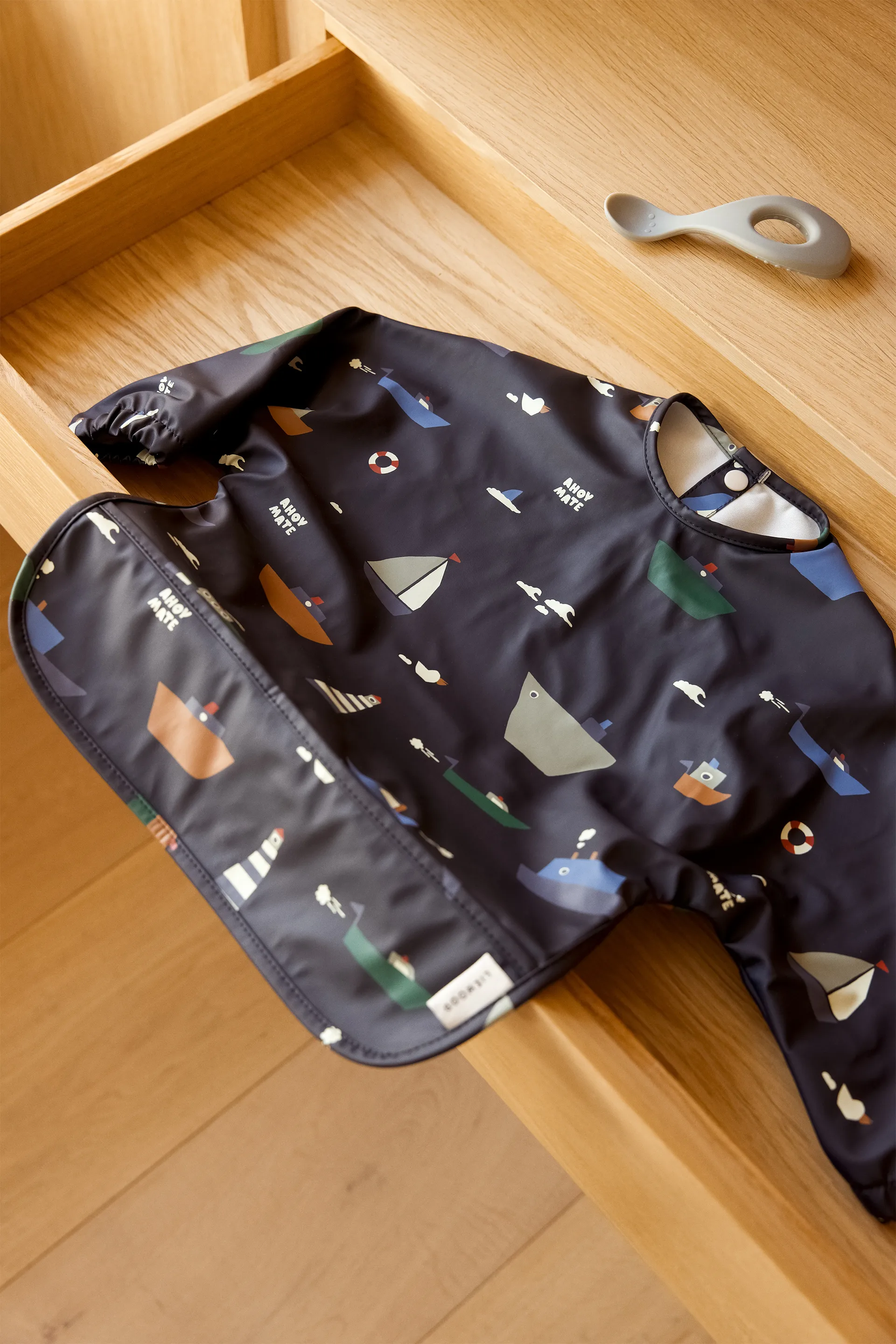 Babero con mangas Merle, Sailing-classic navy Liewood