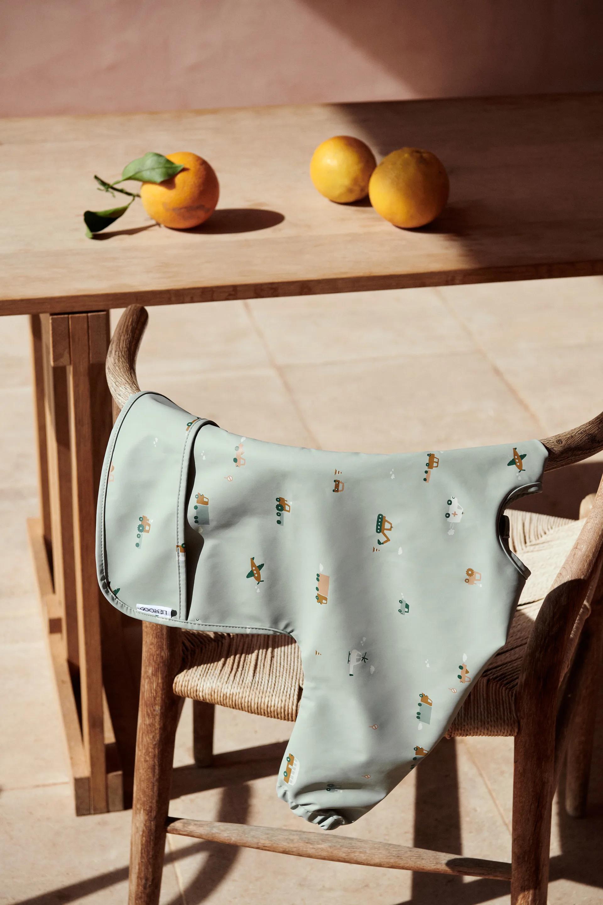 Babero con mangas Merle, Vehicles-dove blue mix Liewood