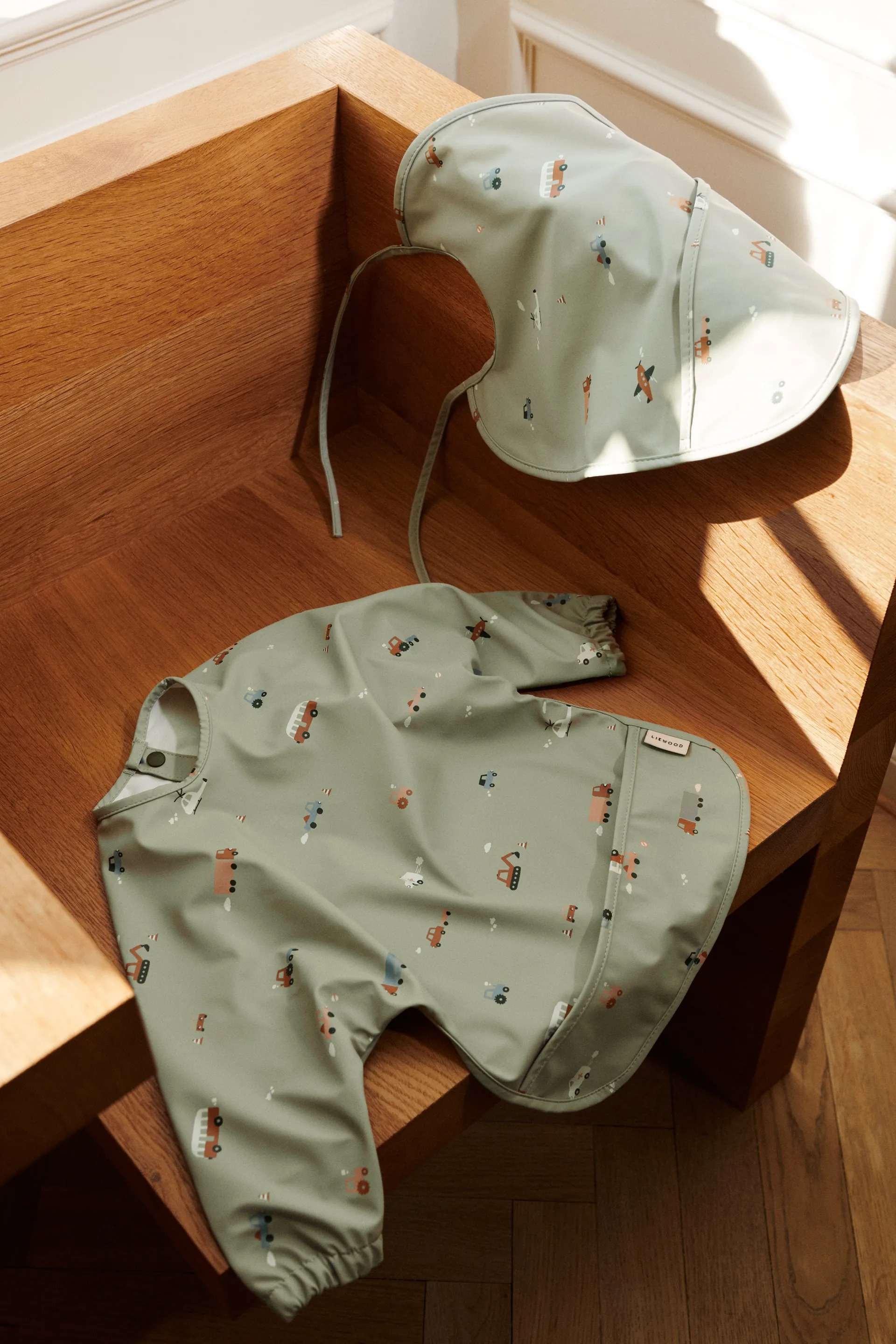 Babero con mangas Merle, Vehicles-dove blue mix Liewood