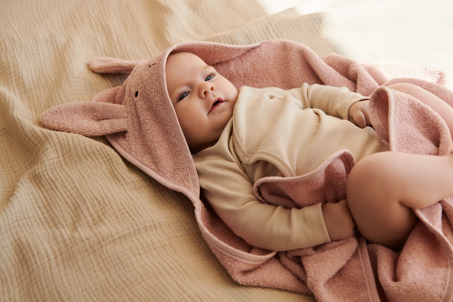 Toalla con capucha Albert 70x70 cm, Rabbit rose Liewood