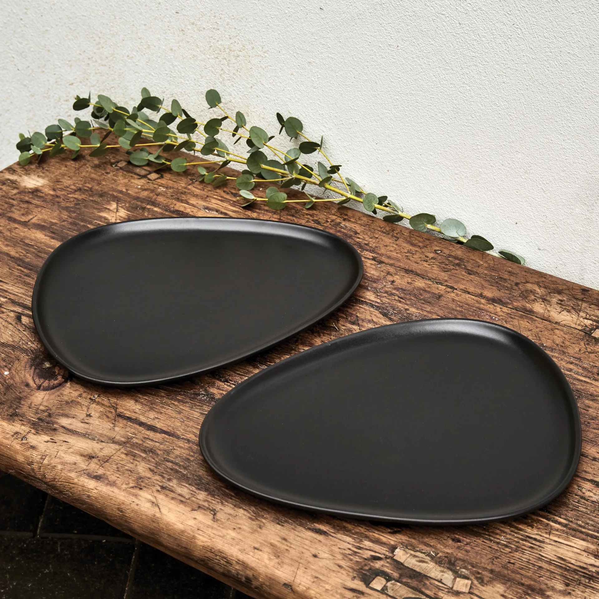 2 Platos de mesa Curve Stoneware, negro LIND DNA