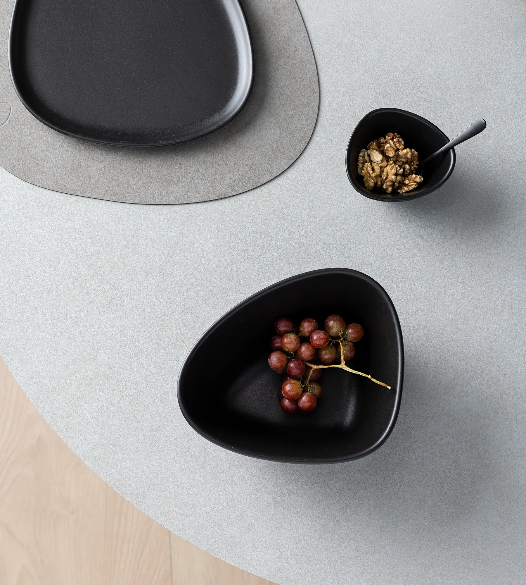 Bol Curve Stoneware M 20x22 cm, Black LIND DNA