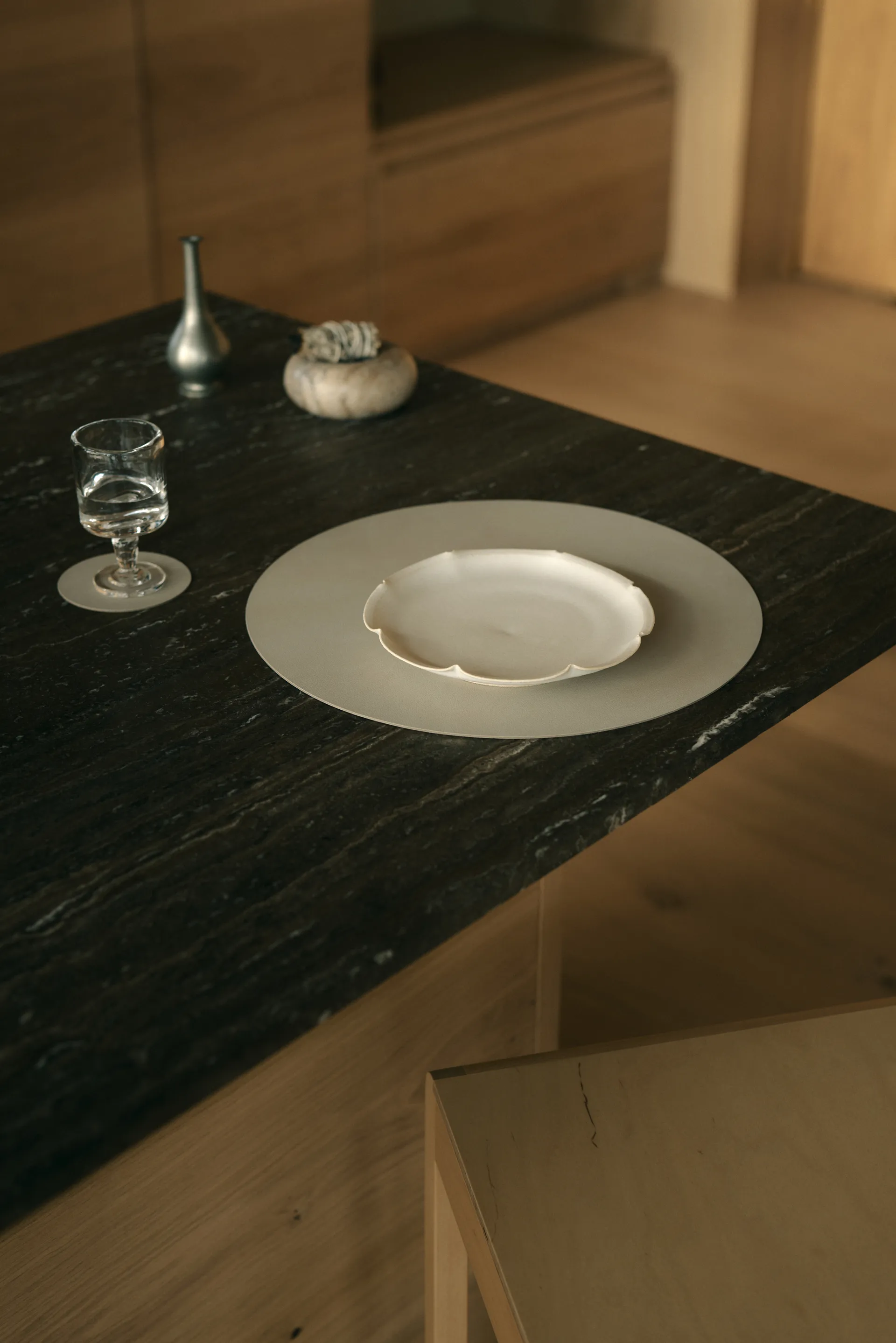 Mantel individual Nupo, Oyster white, circle, L LIND DNA