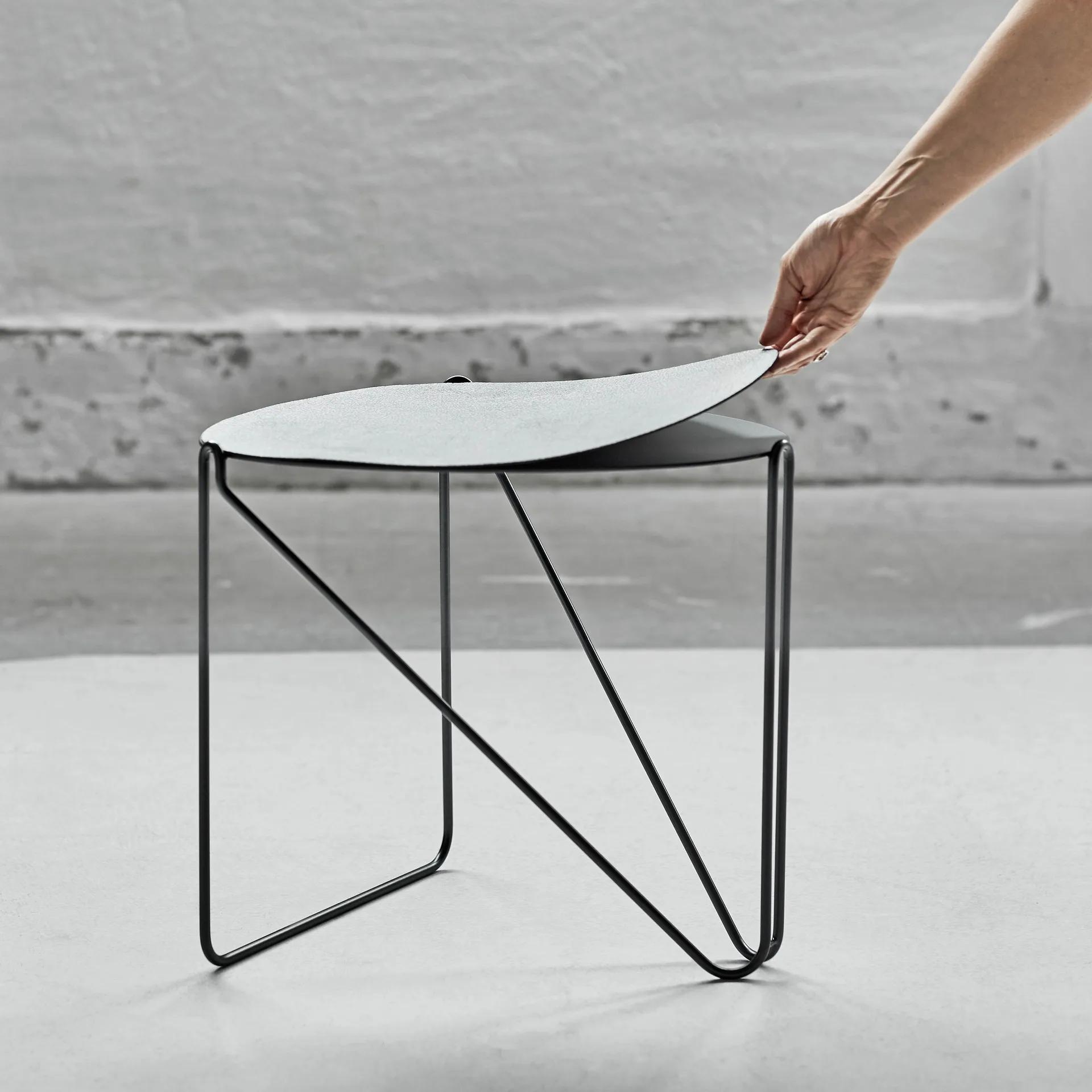 Mesa auxiliar Curve Chameleon Hippo, Black-anthracite LIND DNA