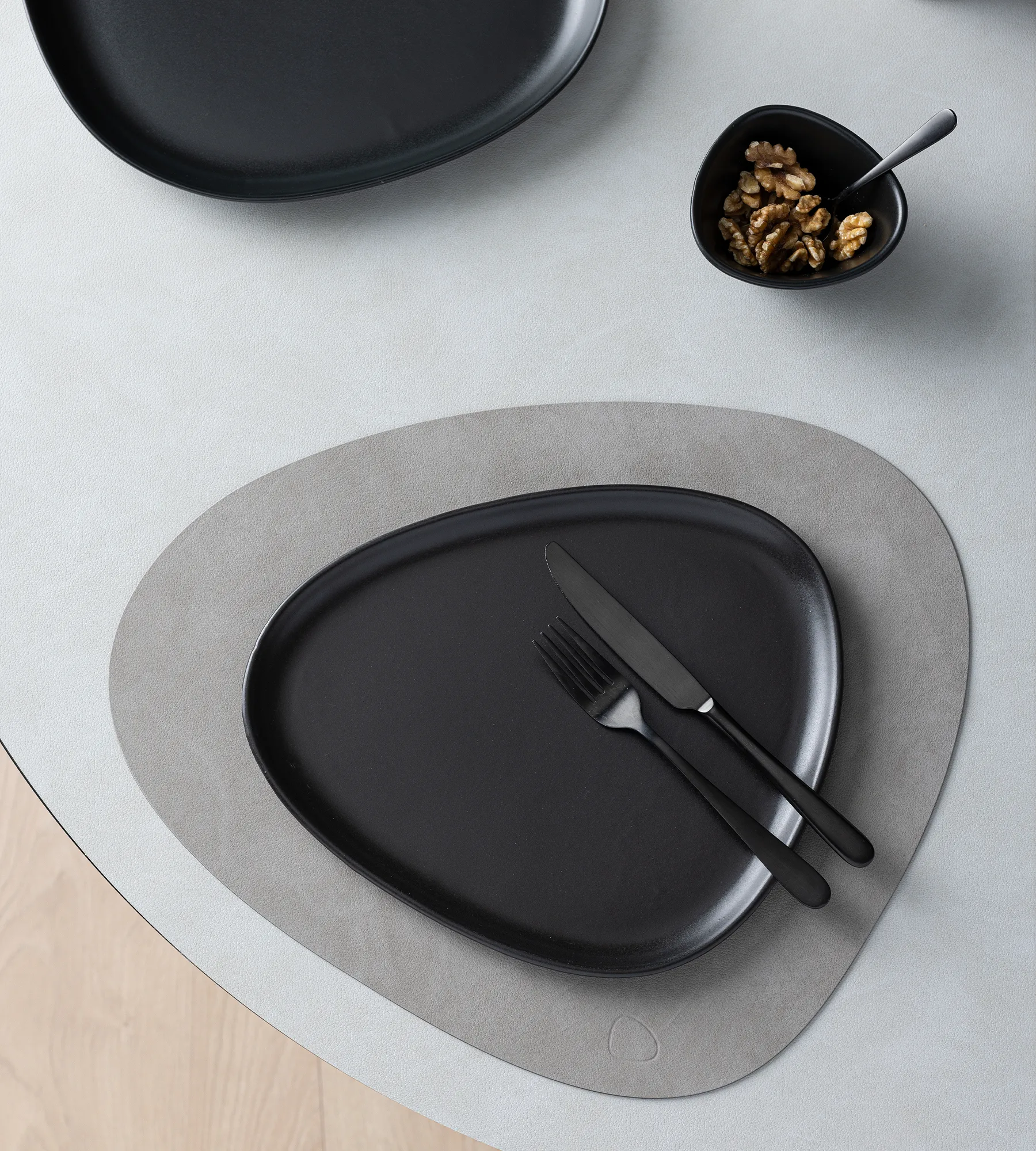 Plato Curve Stoneware 26x30 cm, Black LIND DNA