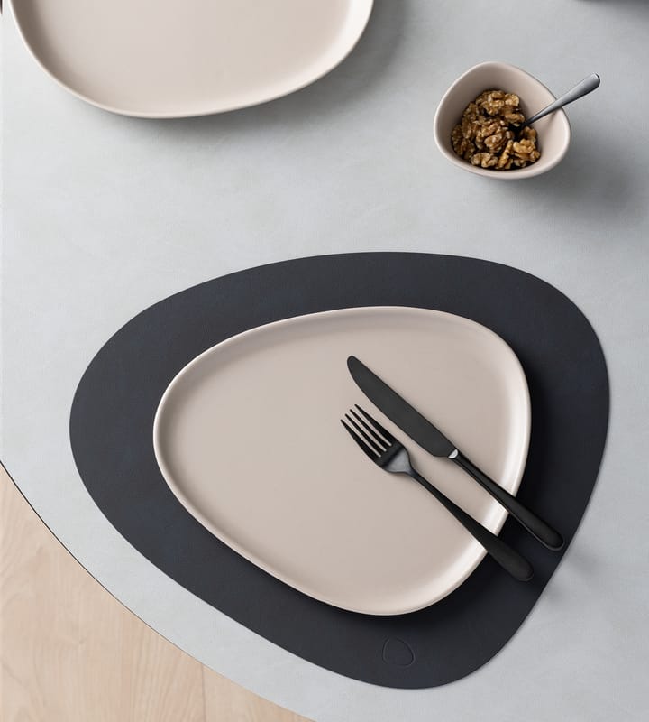 Plato Curve Stoneware 26x30 cm, Sand LIND DNA