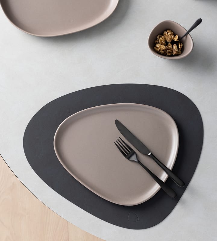 Plato Curve Stoneware 26x30 cm, Warm Grey LIND DNA