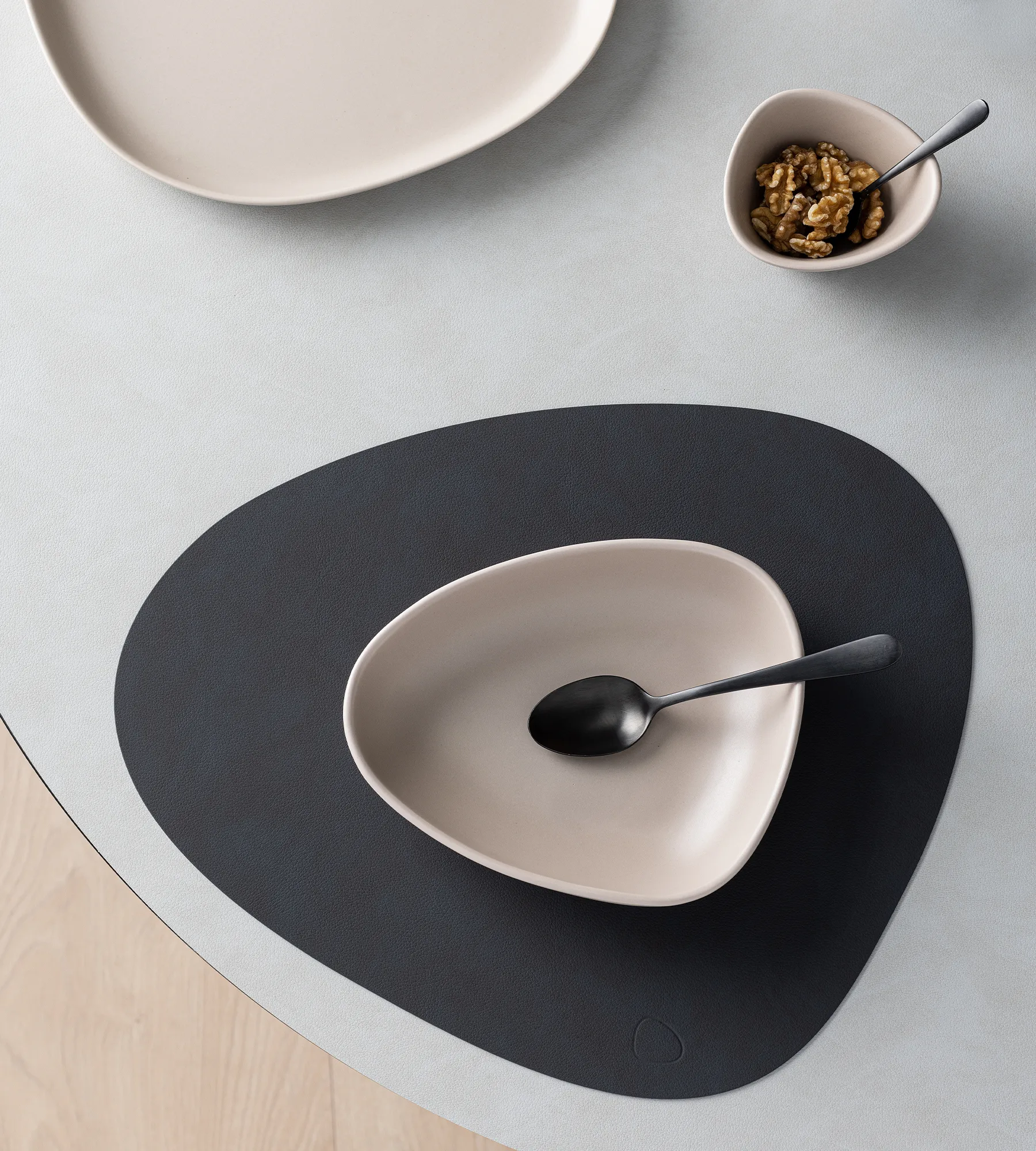 Plato hondo 1 Curve Stoneware 9x22 cm, Sand LIND DNA