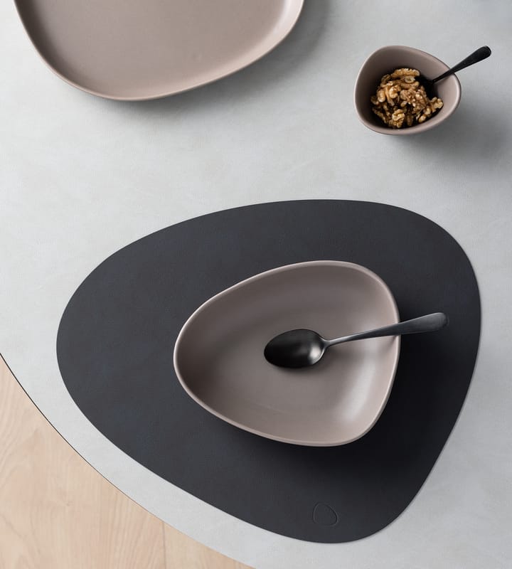 Plato hondo 1 Curve Stoneware 9x22 cm, Warm Grey LIND DNA